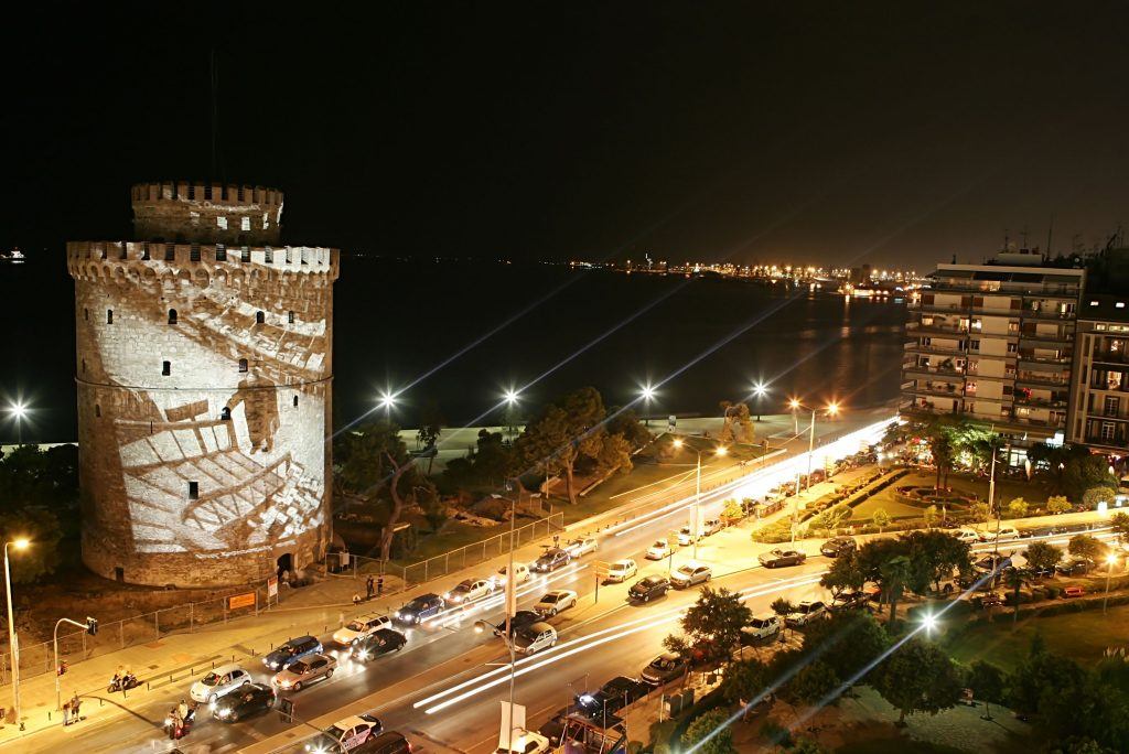 Biała Wieża w Salonikach nocą