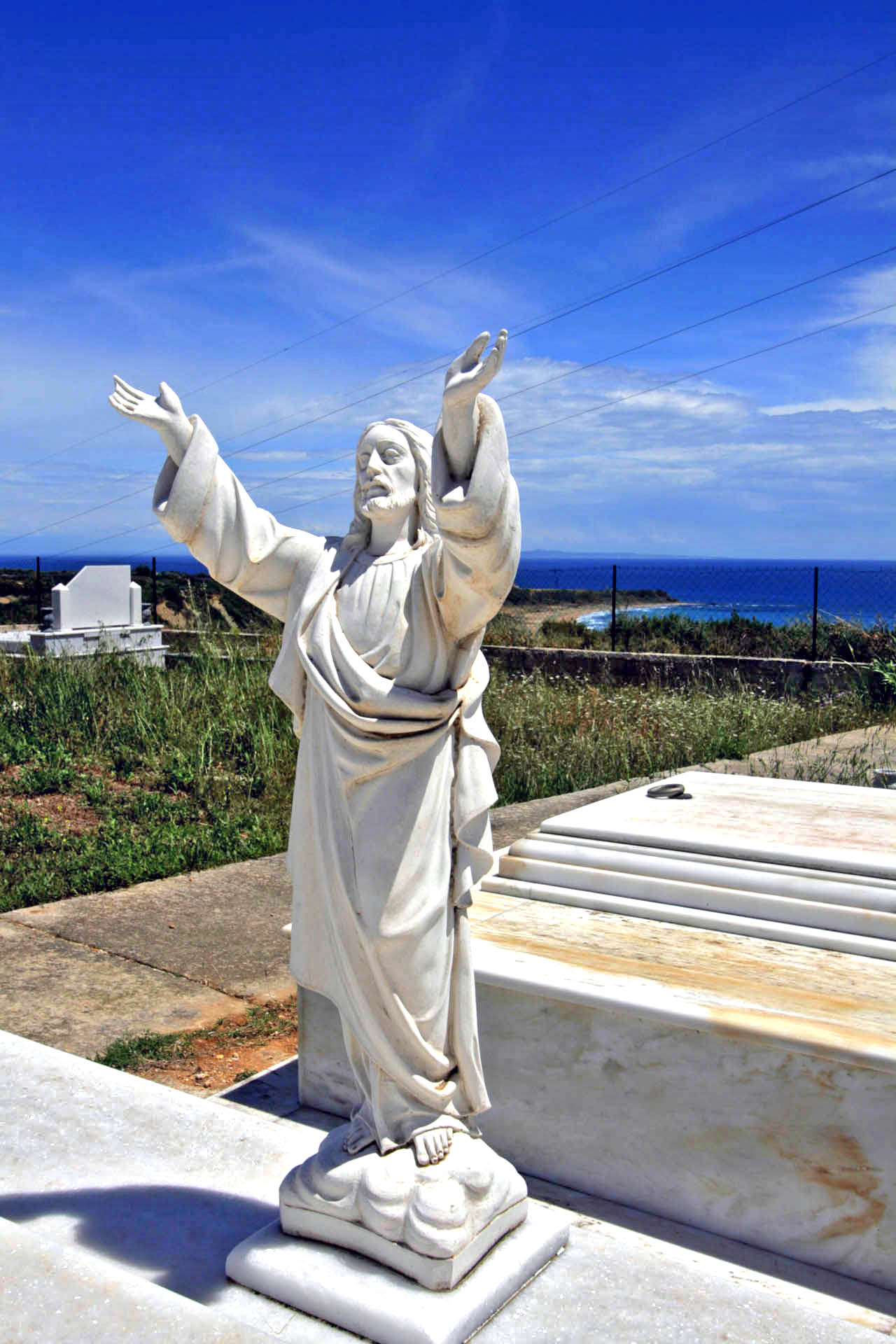 Figura Jezusa na cmentarzu
