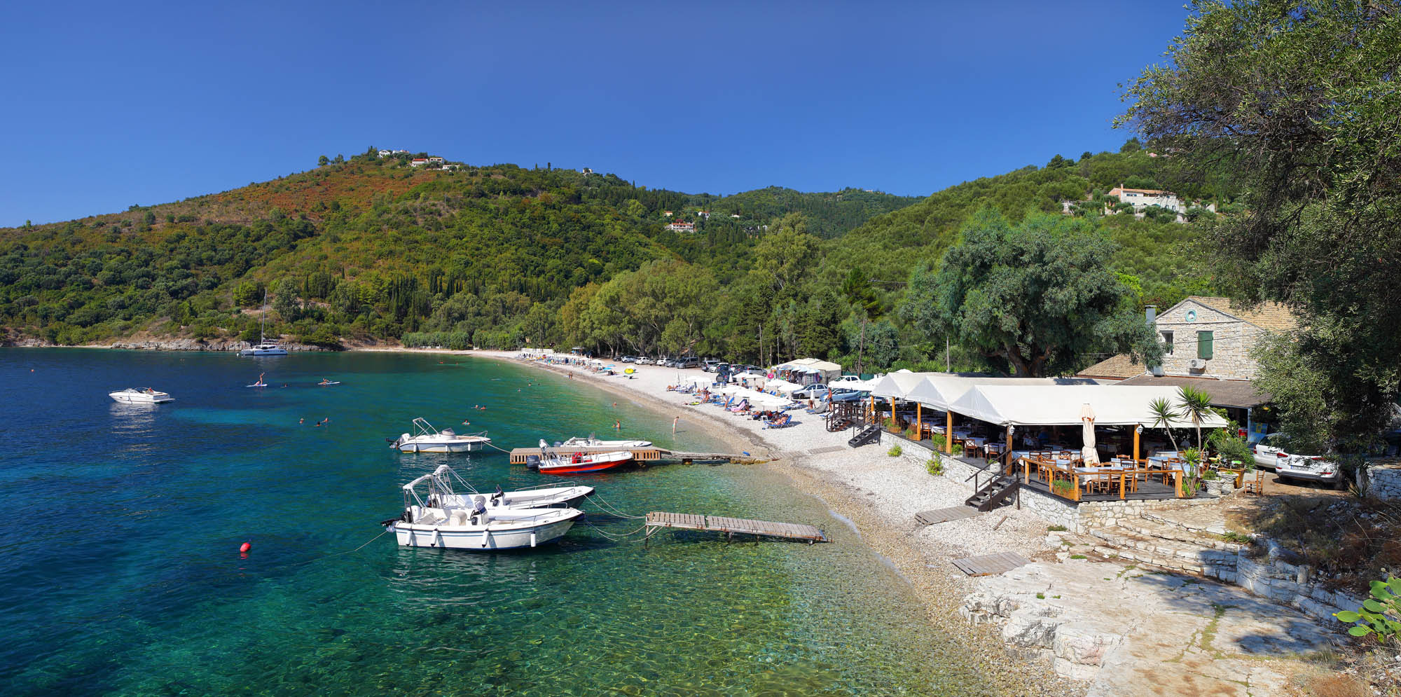 Tawerna przy plaży Kerasia. Na brzegu zaparkowane łodzie. Jedna z piękniejszych plaż Korfu.