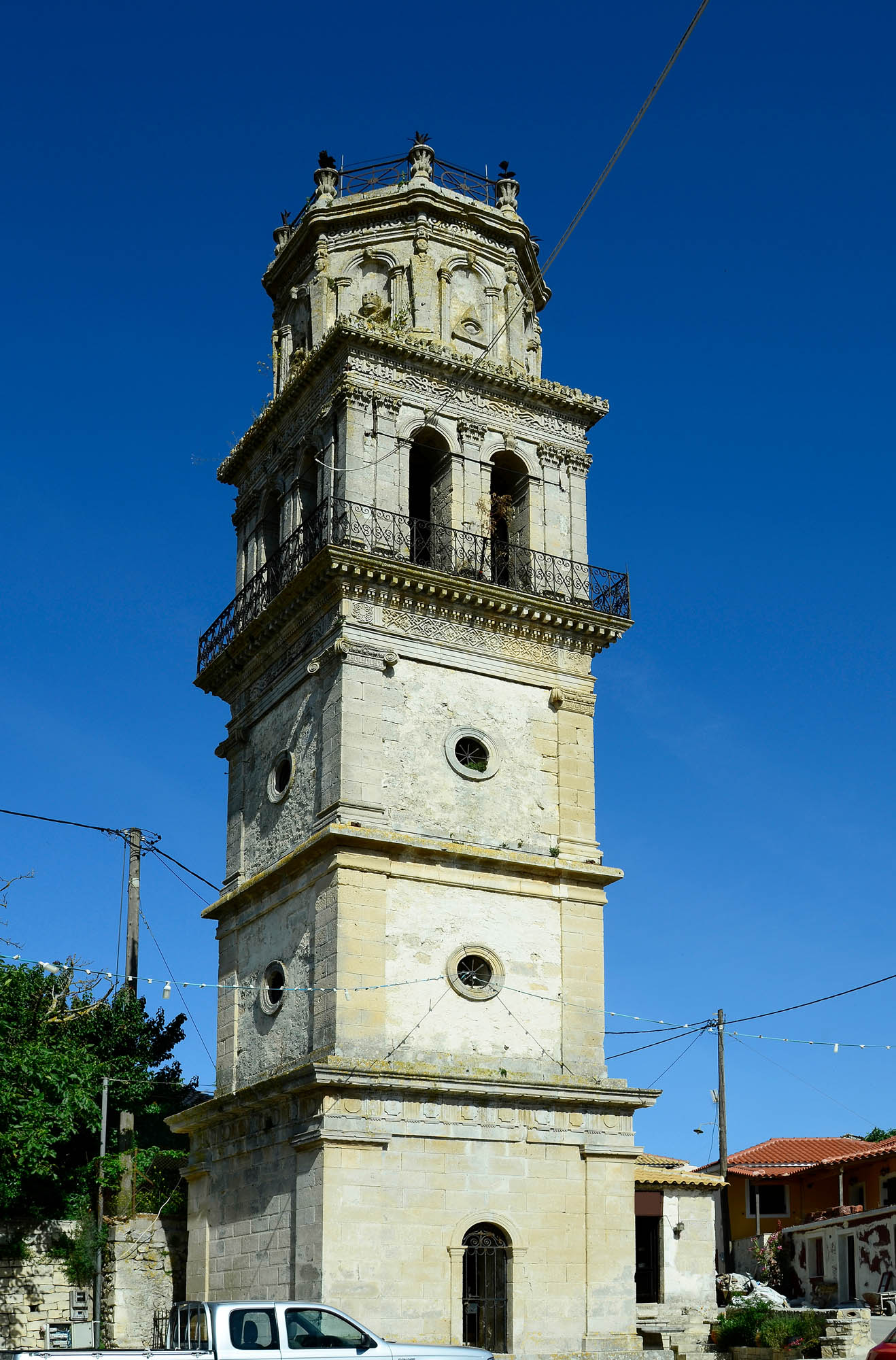 Wieża z symbolami masońskimi