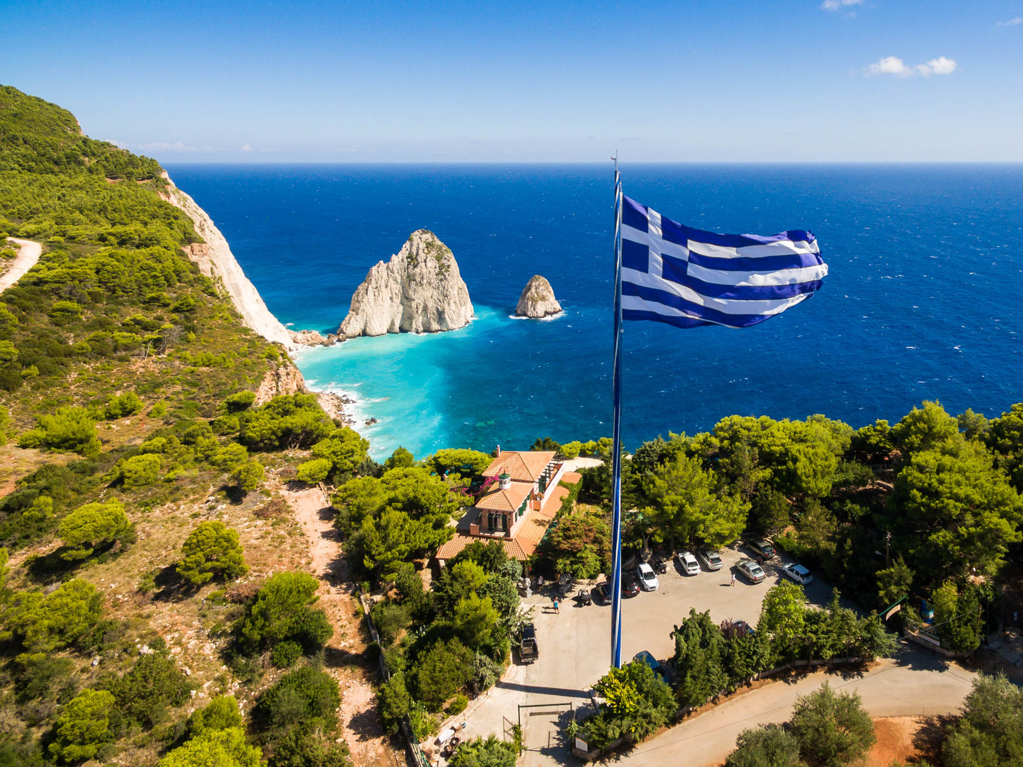 Największa flaga grecka i widok na Mizithres z Przylądka Keri, Zakynthos