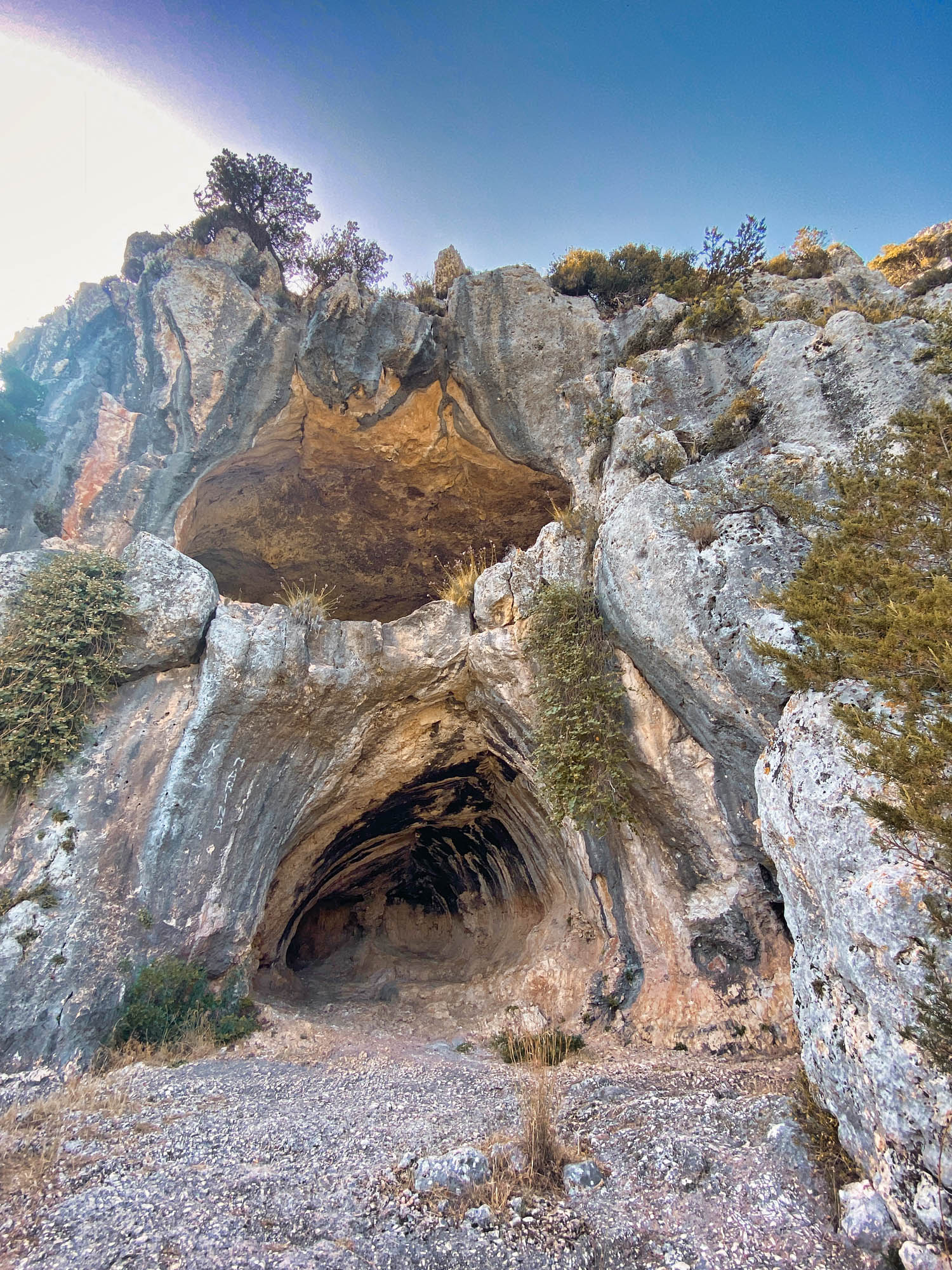 Widok od frontu na podwójną jaskinię Damianos, Zakynthos