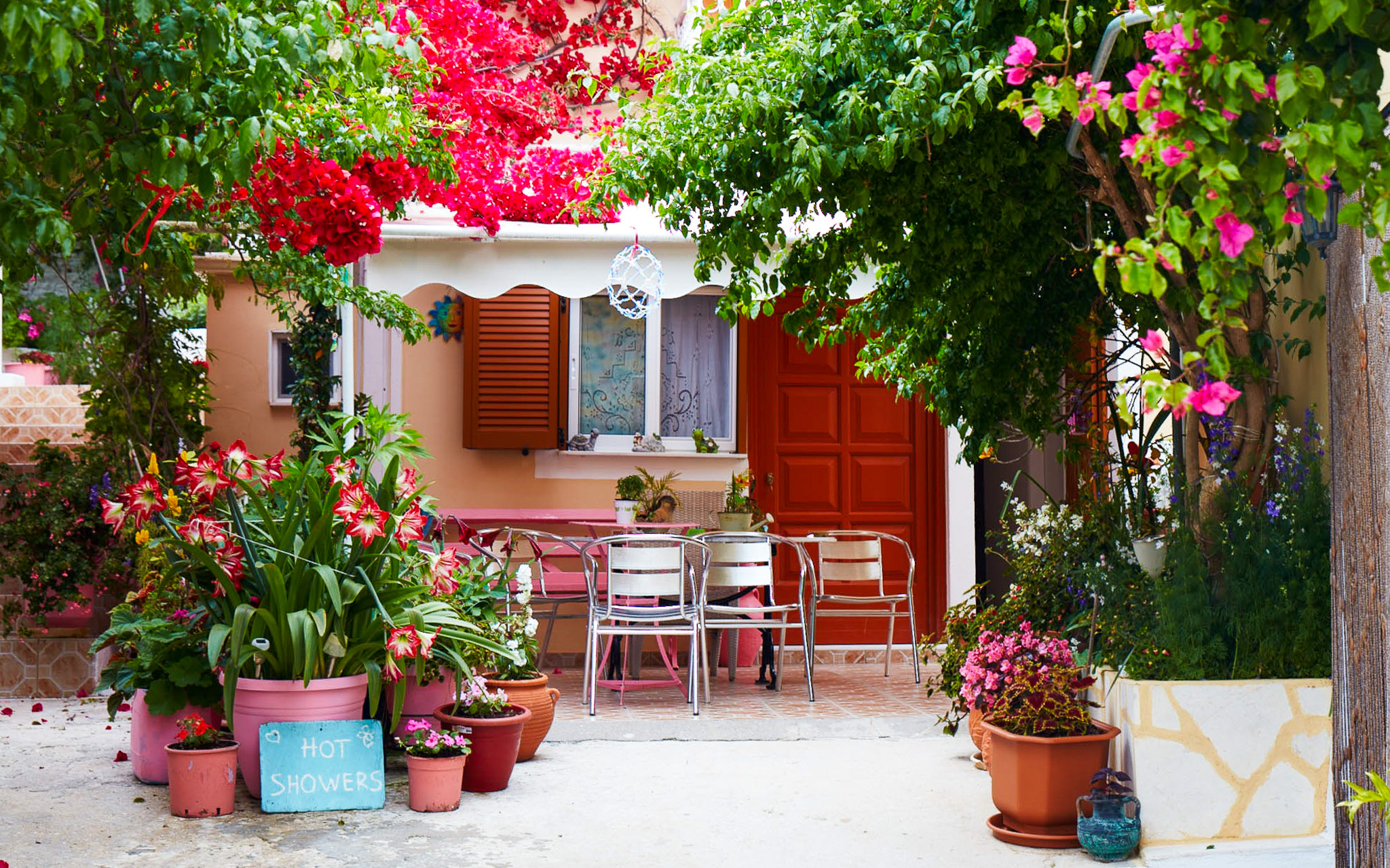 Pełen uroku i kwiatów zakątek w greckim mieście