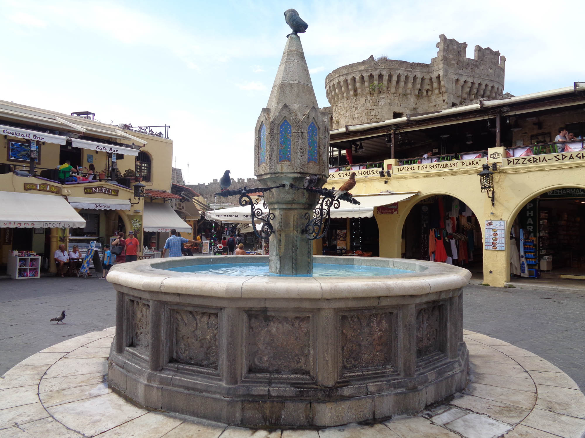 Plac Hipokratesa z fontanną w centrum miasta Rodos