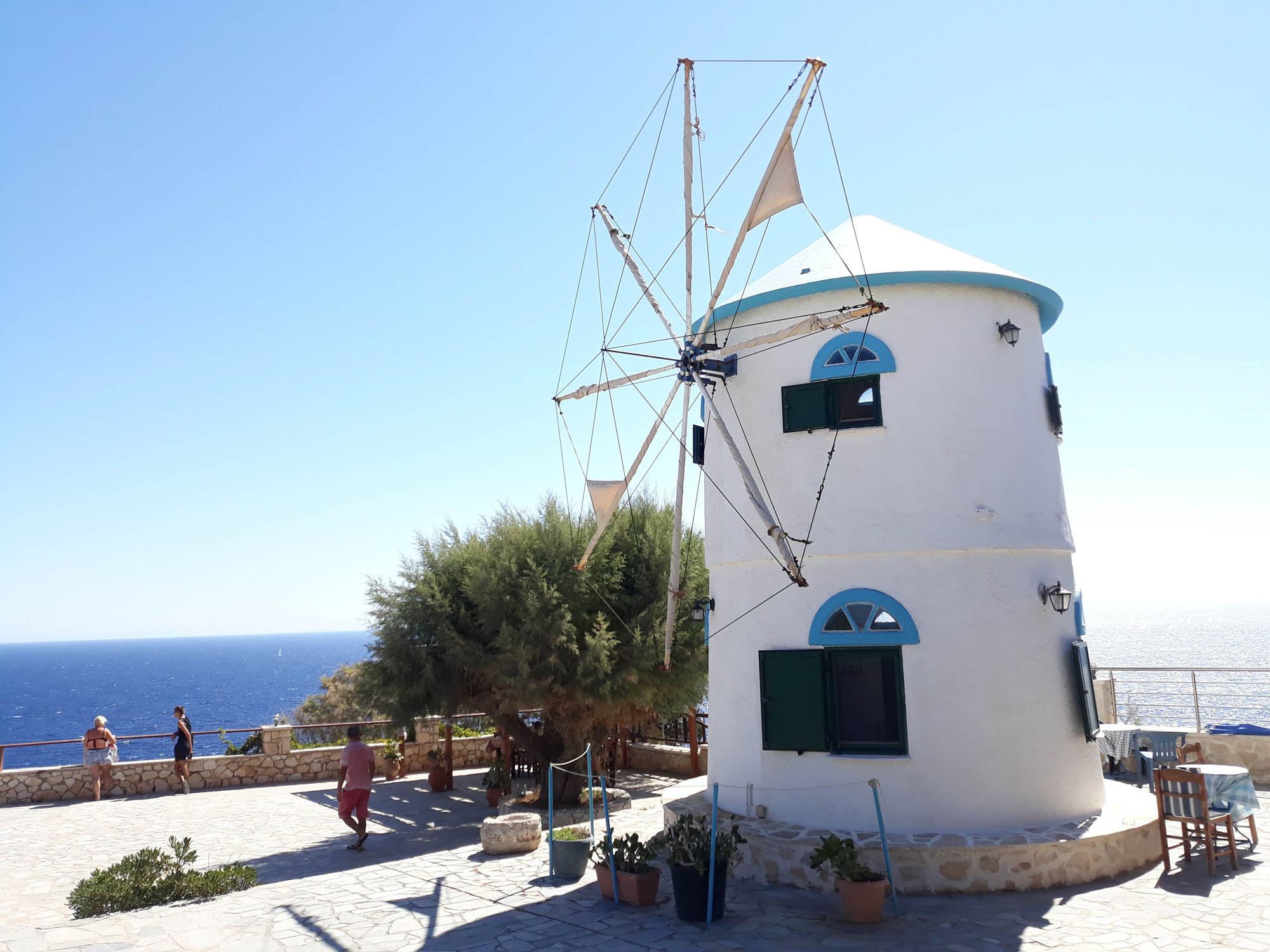 Biało niebieski wiatrak na Przylądku Skinari, Zakynthos