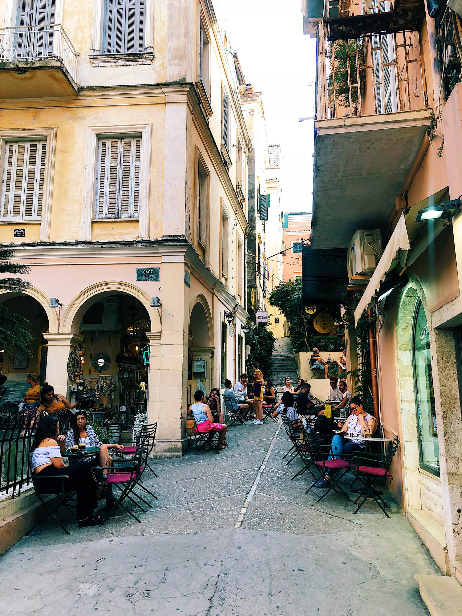 Wąskie uliczki miasta Korfu