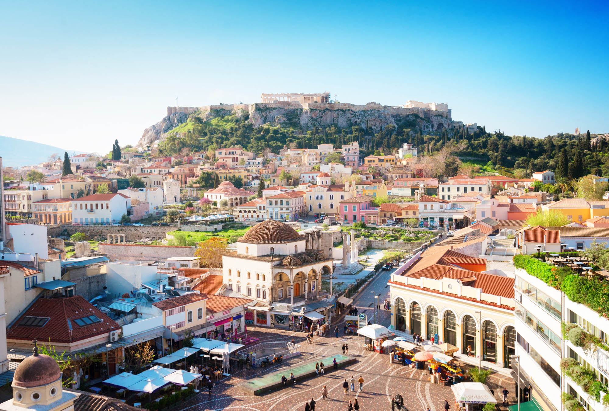 Widok na słynny plac Monastiraki w Atenach i wzgórze Akropol w tle