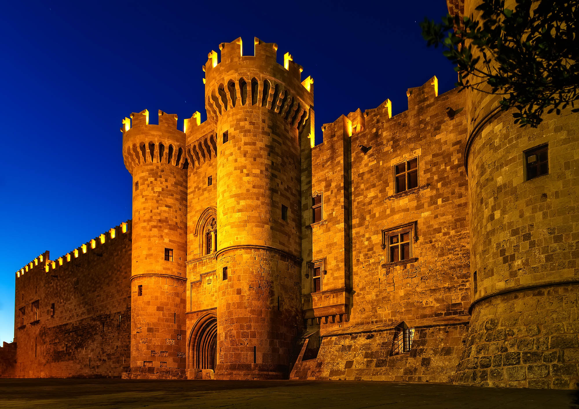 Zamek w mieście Rodos podświetlony nocą