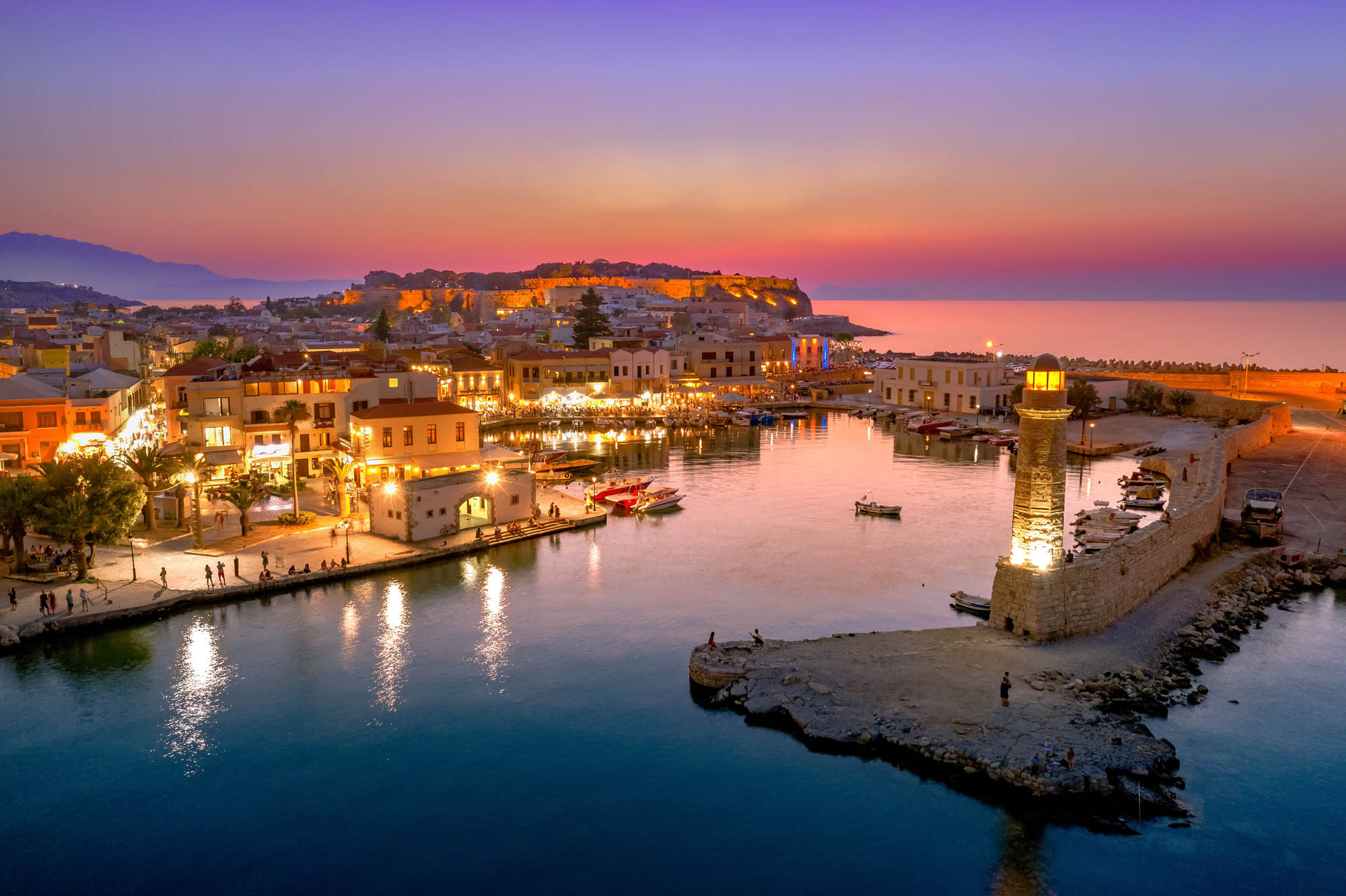 Zabytkowy wenecki port w Rethymno na Krecie oświetlony nocą