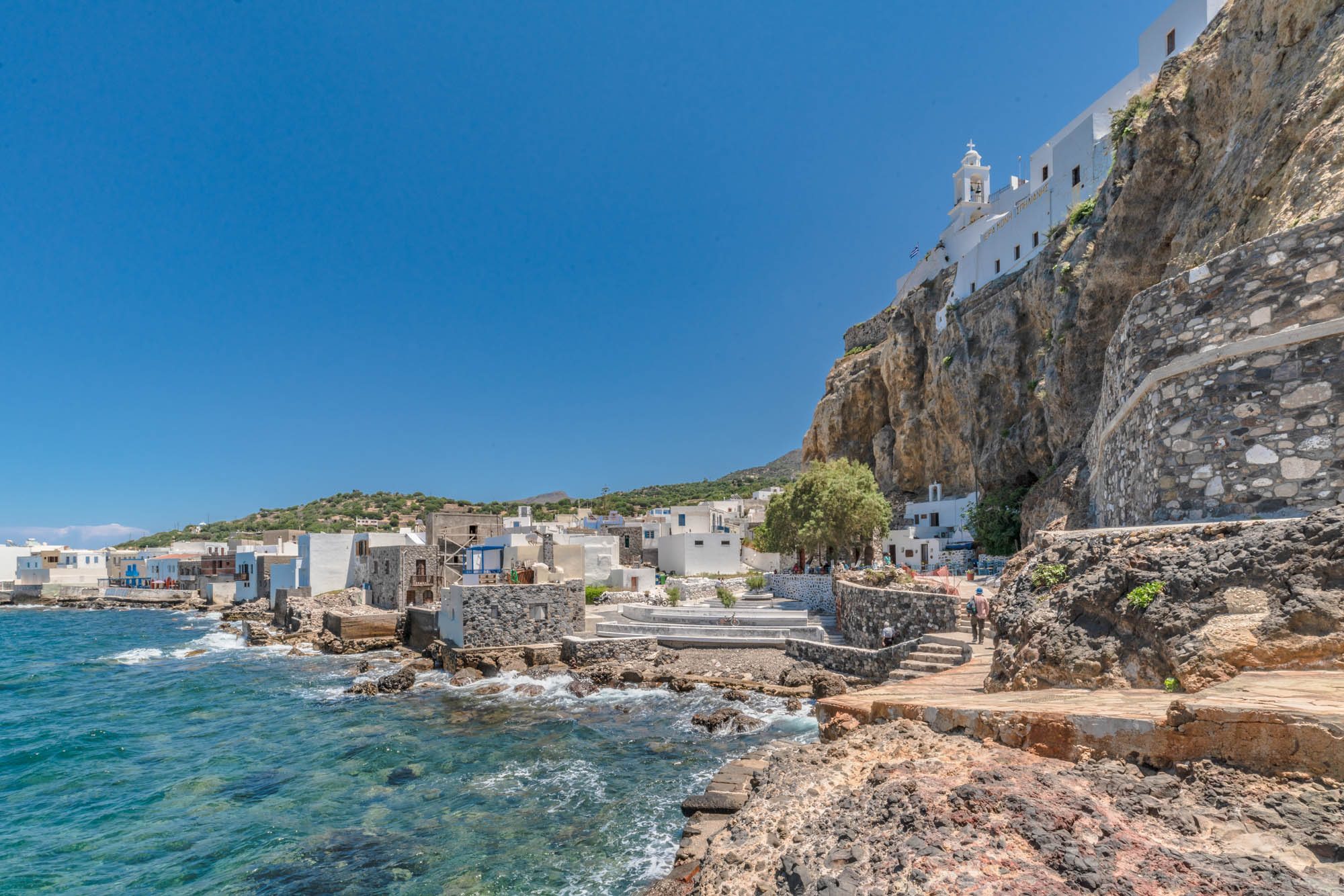 Widok z plaży na Port w Mandraki i górujący nad nim klasztor Panagia Spiliani, Nisyros