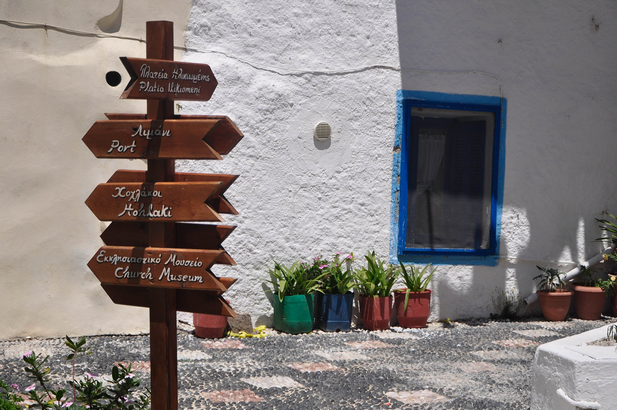 Centrum miejscowości Mandraki na Nisyros, dorgowskaz z atrakcjami i restauracjami