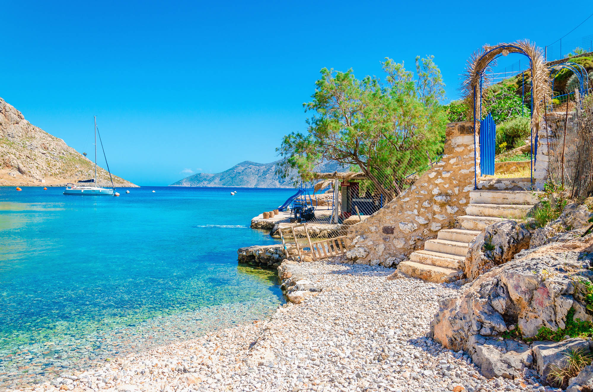 Schody z tawerny bezpośrednio na plażę u wybrzeża wyspy Kalymnos