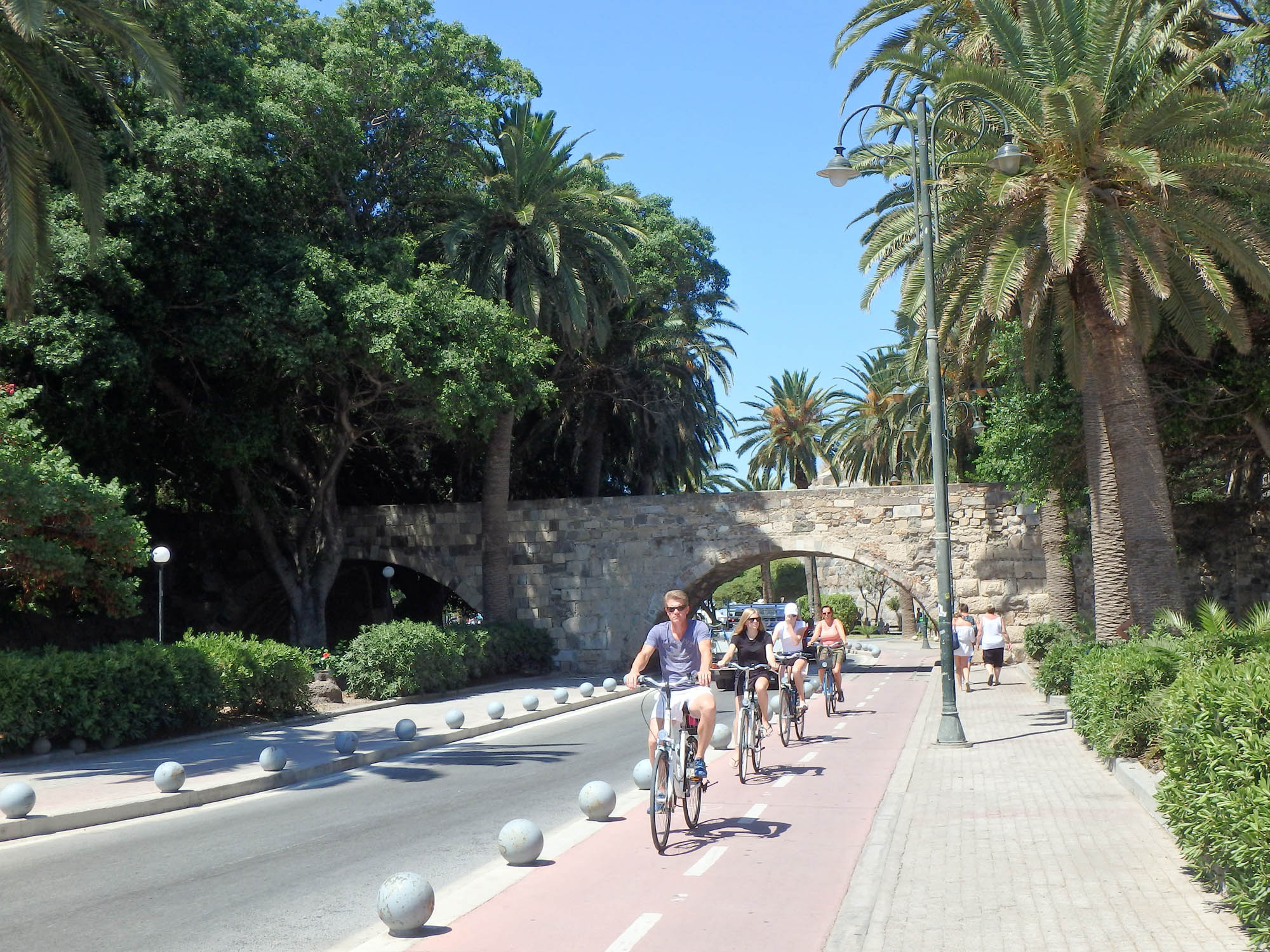 Ścieżka rowerowa i turyści na rowerach w mieście Kos, stolicy wyspy