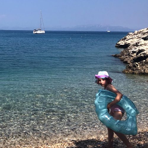 Dziewczynka z kołem dmuchanym na plaży na Kefalonii
