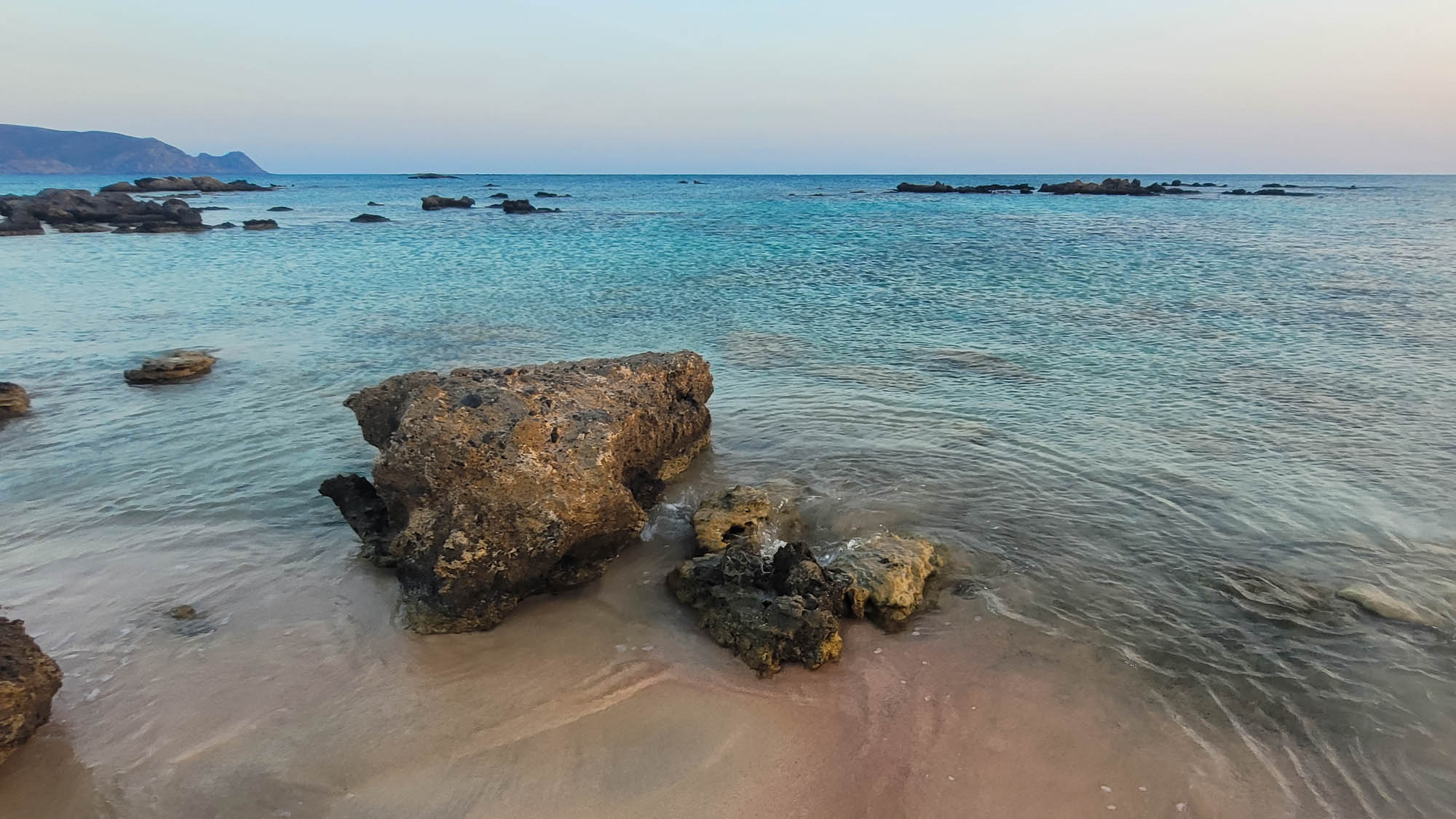 Turkusowe morze i skały na plaży, Kreta Zachodnia,