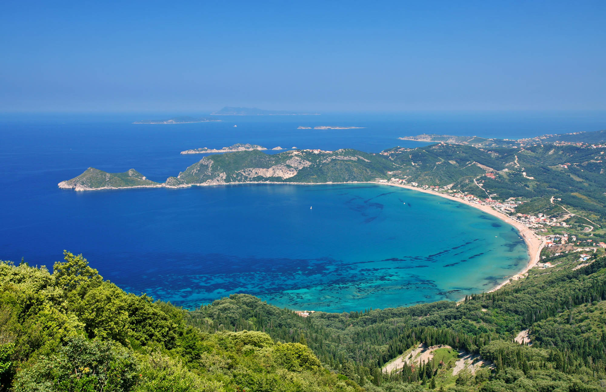 Widok na Agios Giorgios z lotu ptaka, zatoka, piękna plaża i turkusowa woda