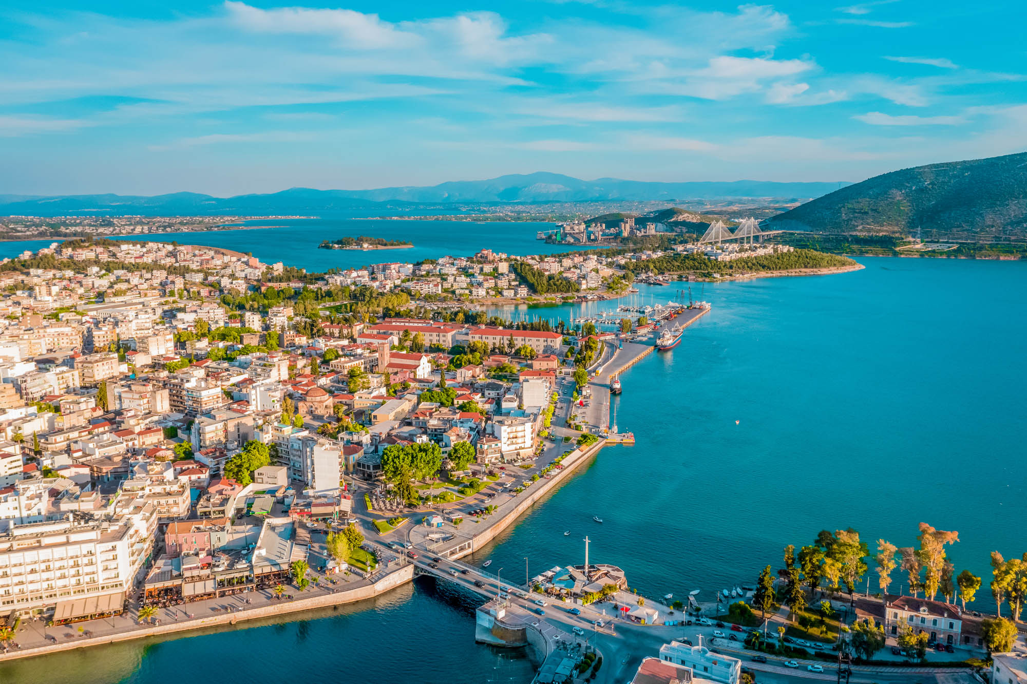 Widok na stolicę wyspy Evia, Chalkida z lotu ptaka, morze i jasne budynki w słońcu