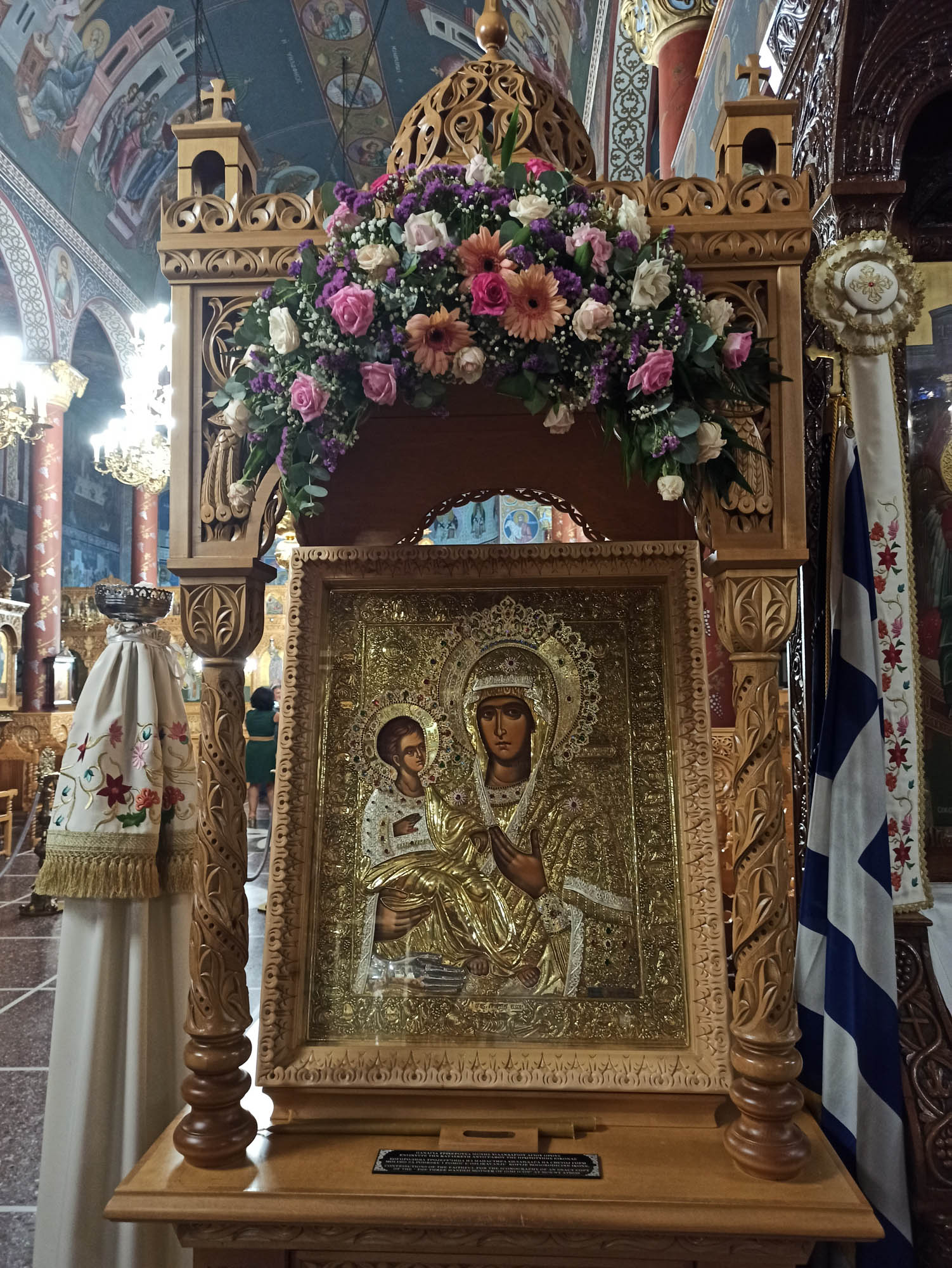Ikona Matki Boskiej z Dzieciątkiem przyozdobiona kwiatami na Święto Zaśnięcia Bogurodzicy 15 sierpnia