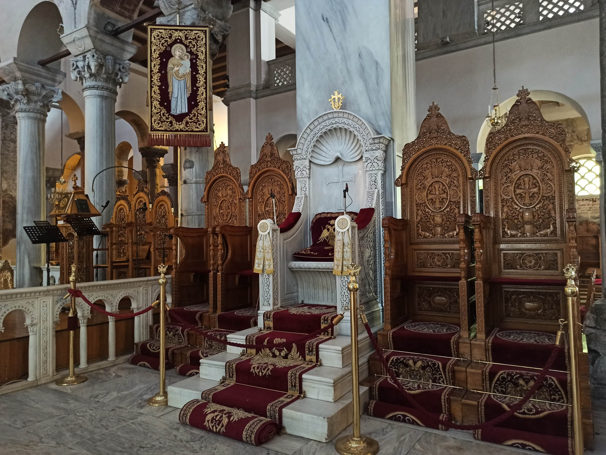 Bielone i złocone, bogate w ikony wnętrze cerkwi Św. Dimitirisa w Salonikach