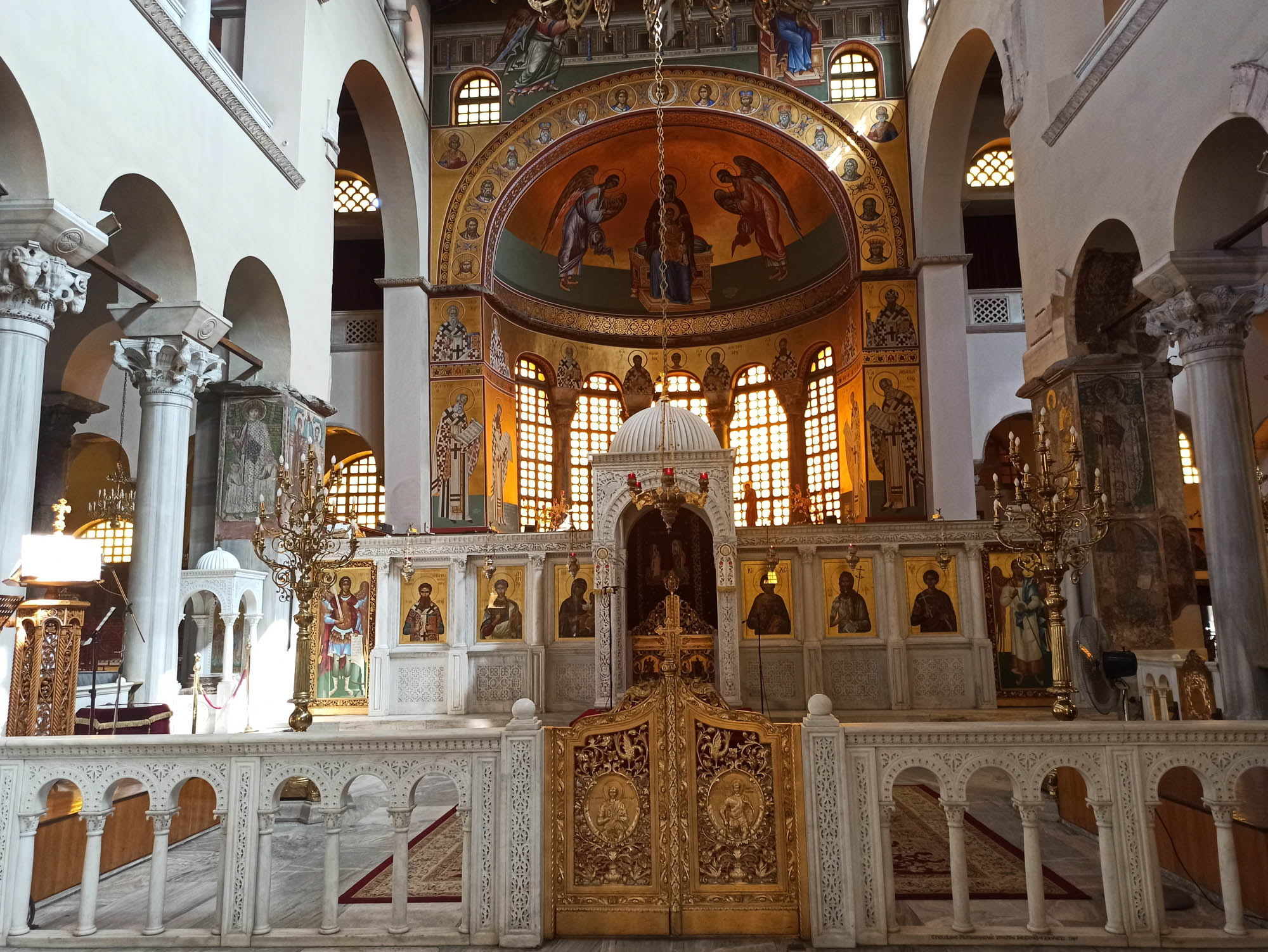 Bielone i złocone, bogate w ikony wnętrze cerkwi Św. Dimitirisa w Salonikach