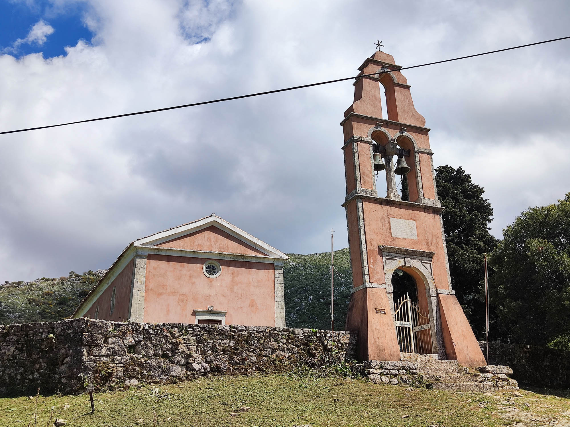Niewielki karmazynowy kościół w górskiej miejscowości Palia Perithia na Korfu