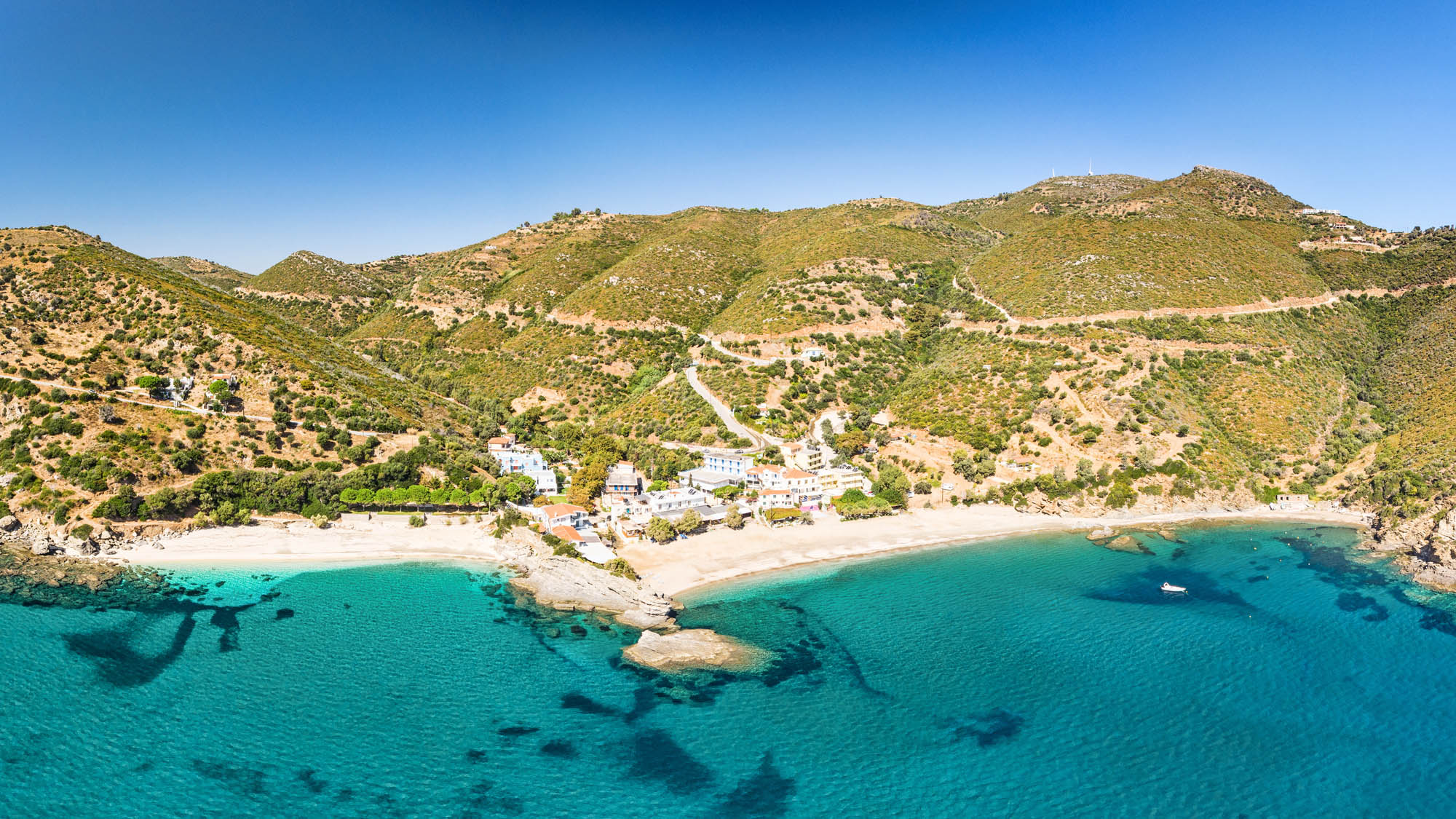 Widok na plażę Kalamos, góry i błękitne morze, wyspa Evia w Grecji