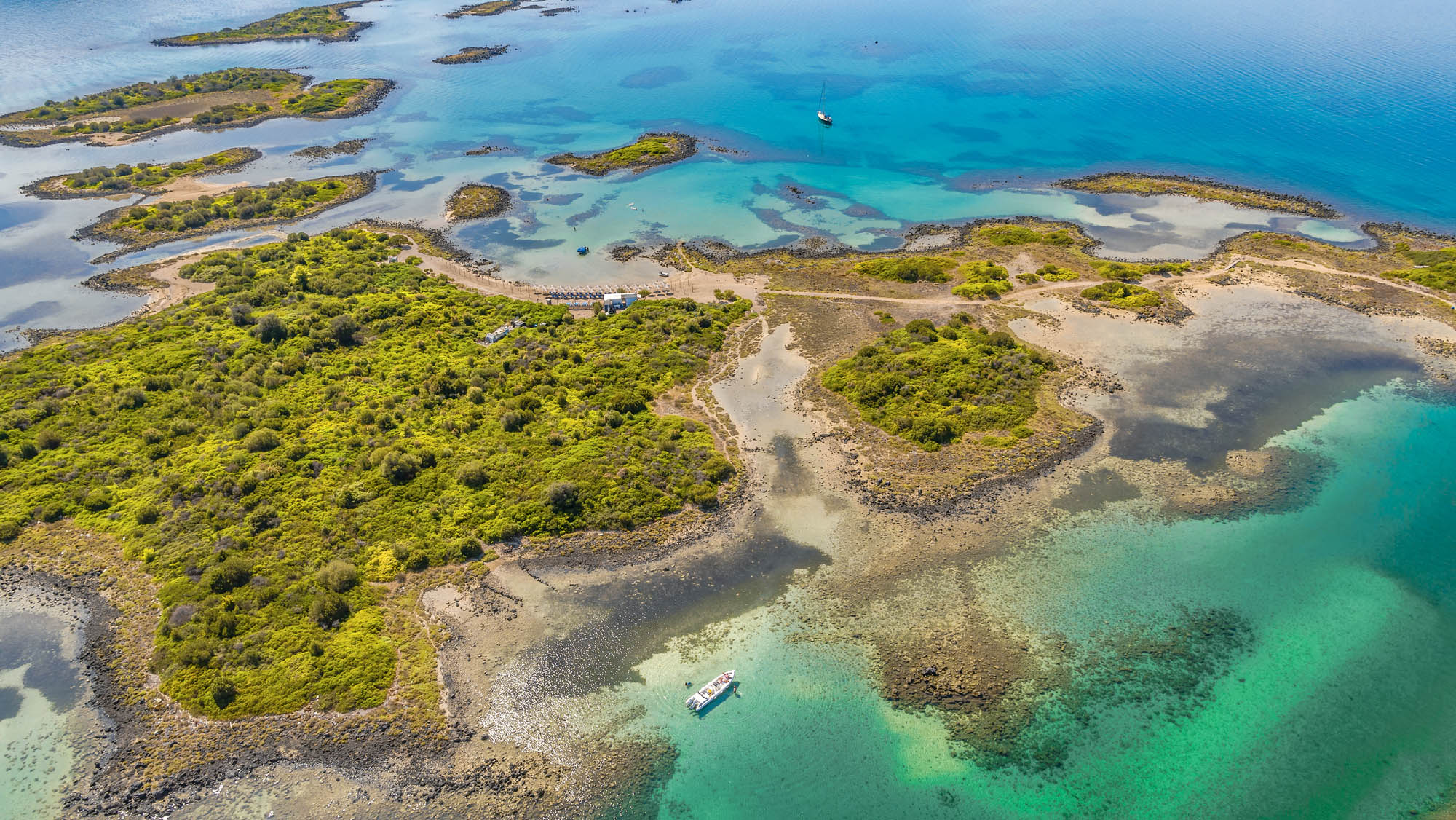 Widok z lotu ptaka na Lichadonisie, archipelag dziewiczych wysepek w pobliżu wyspy Evia