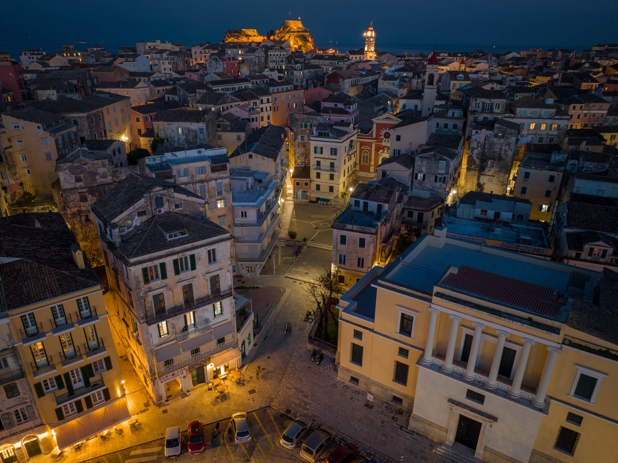 Oświetlone ulice miast Korfu urokliwy wieczór, widok z lotu ptaka