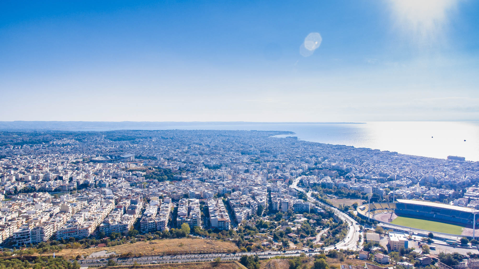 Widok na Saloniki z lotu ptaka, niebo, morze i piękne miasto