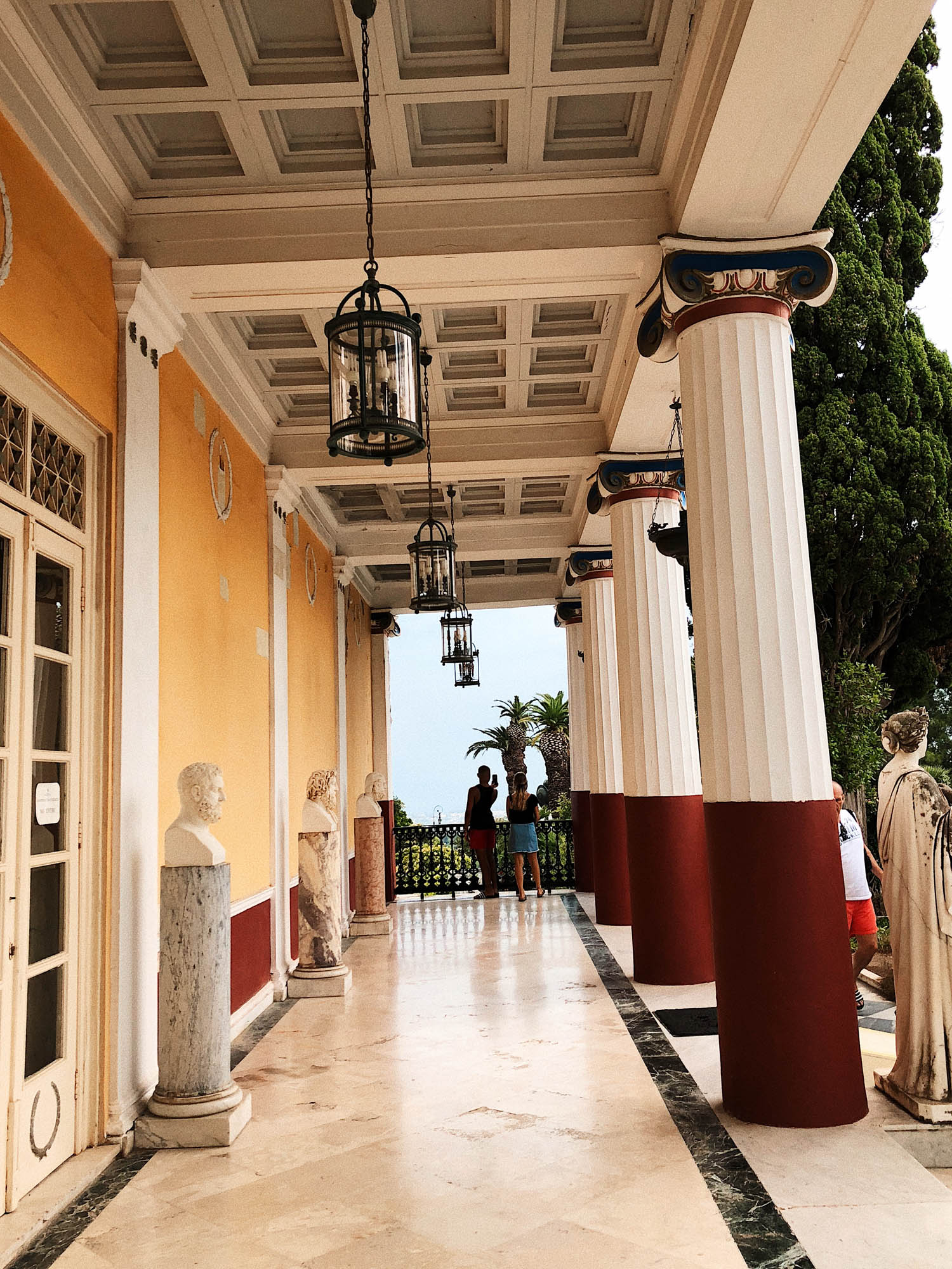 Pałac Cesarzowej Sissi, przejście galerią z kolumnami, zabytki Korfu
