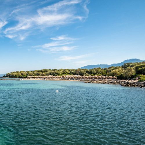 Widok na wyspę Evia od strony morza, błękitna woda i niebo
