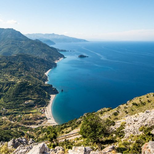 widok z lotu ptaka na wyspę Evia, góry, morze i piaszczysta plaża