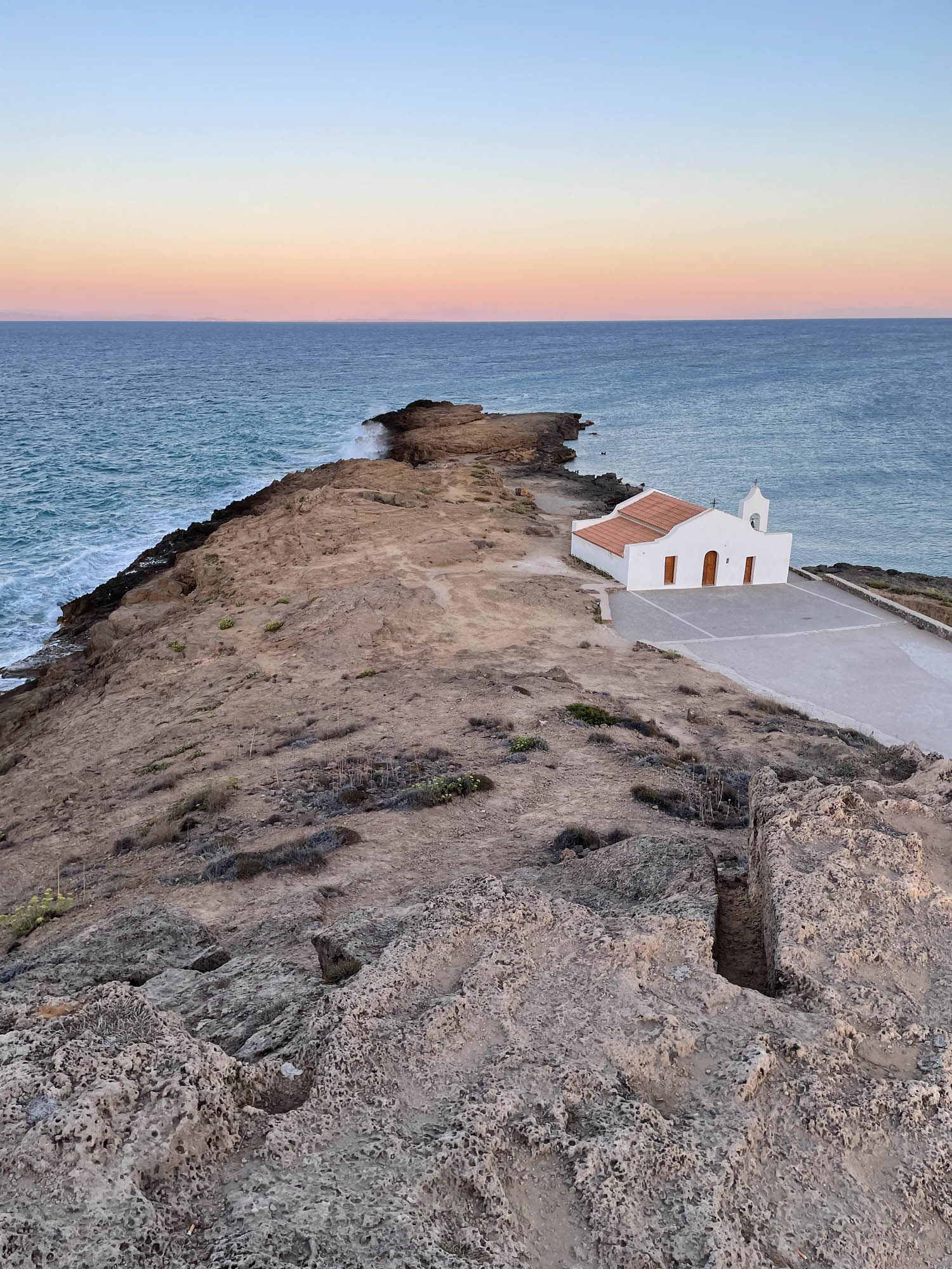Widok ze skał do kościół Świętego Mikołaja przy plaży Agios Nikolaos