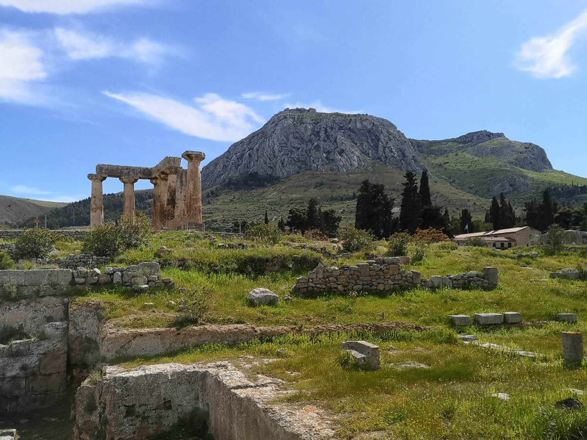 widok na wzgórze w pobliżu Koryntu, antyczne ruiny i wzgórze