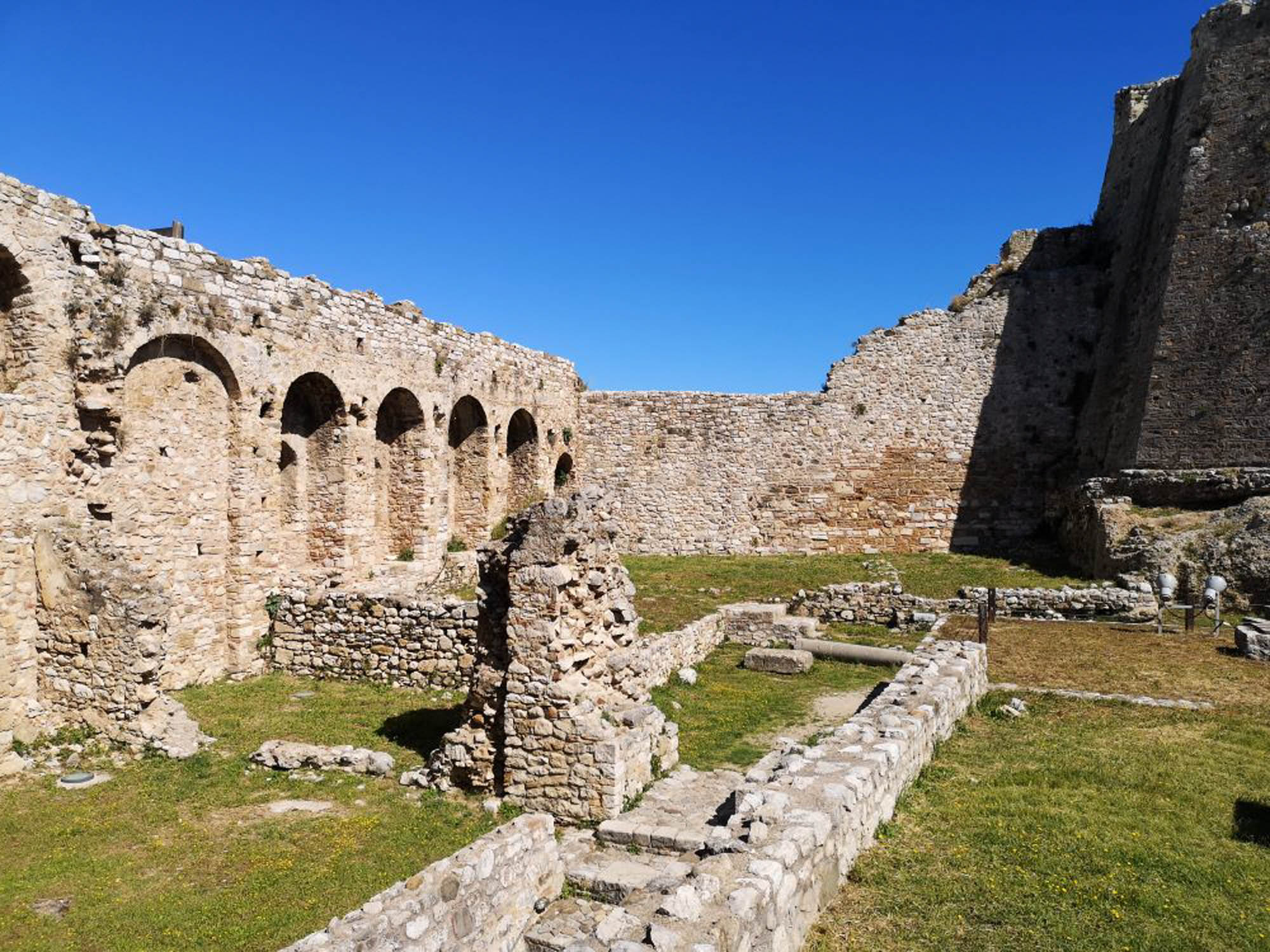 Ruiny zamku, mury zewnętrzne i ruiny porośnięte zielenią