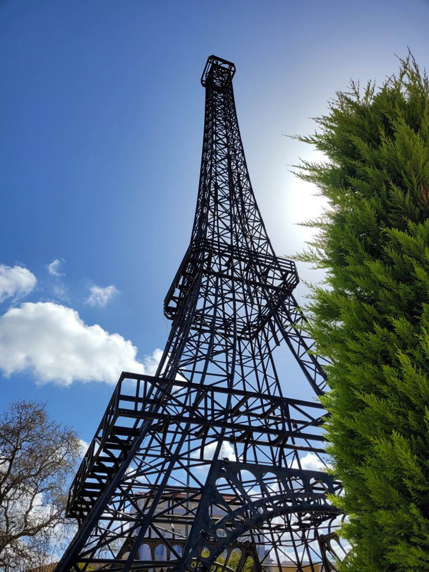 widok na wieżę w kształcie słynnej paryskiej wieży