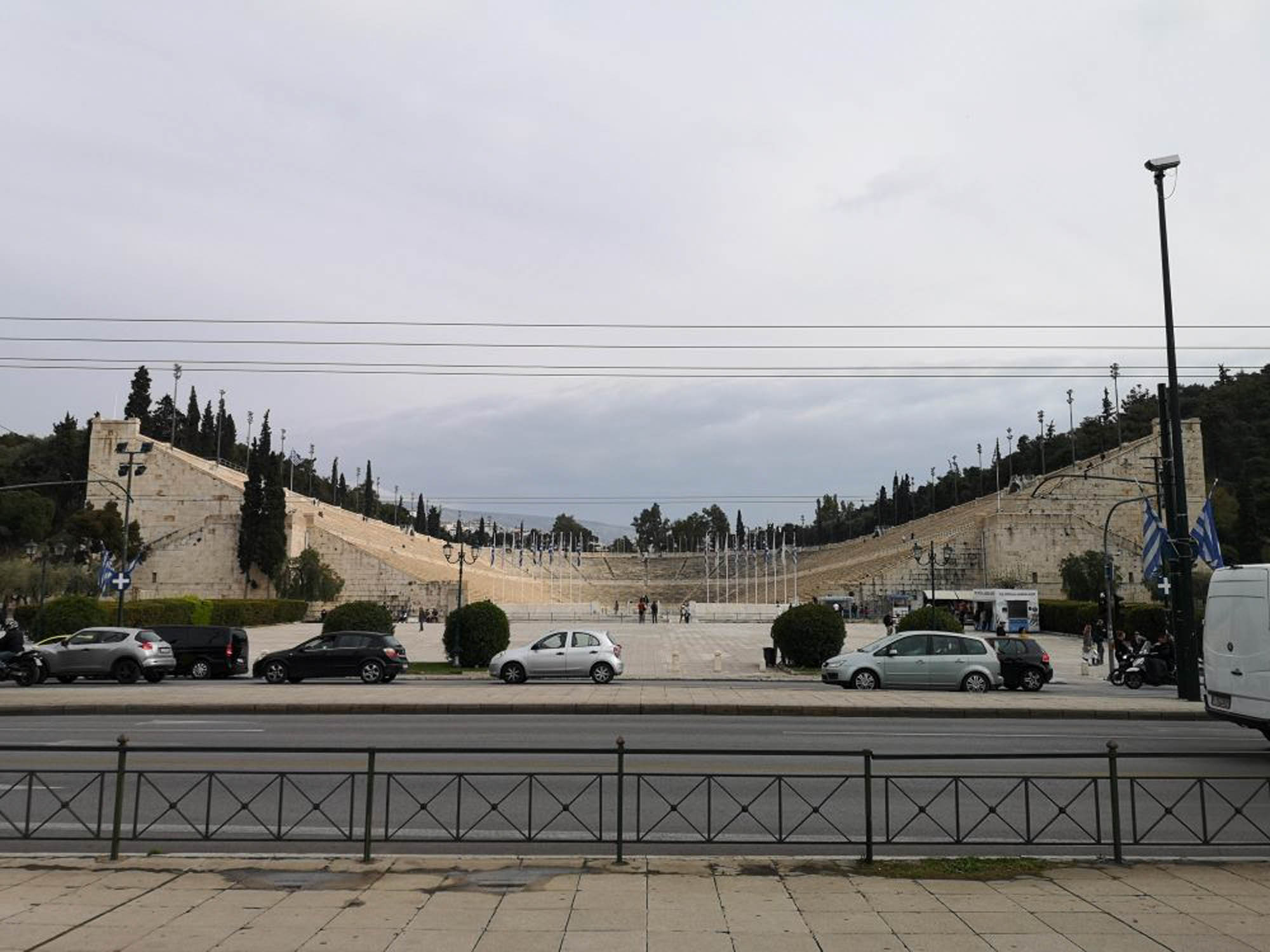 stadion w atenach, spacer po ulicach aten, widok na antyczny stadion
