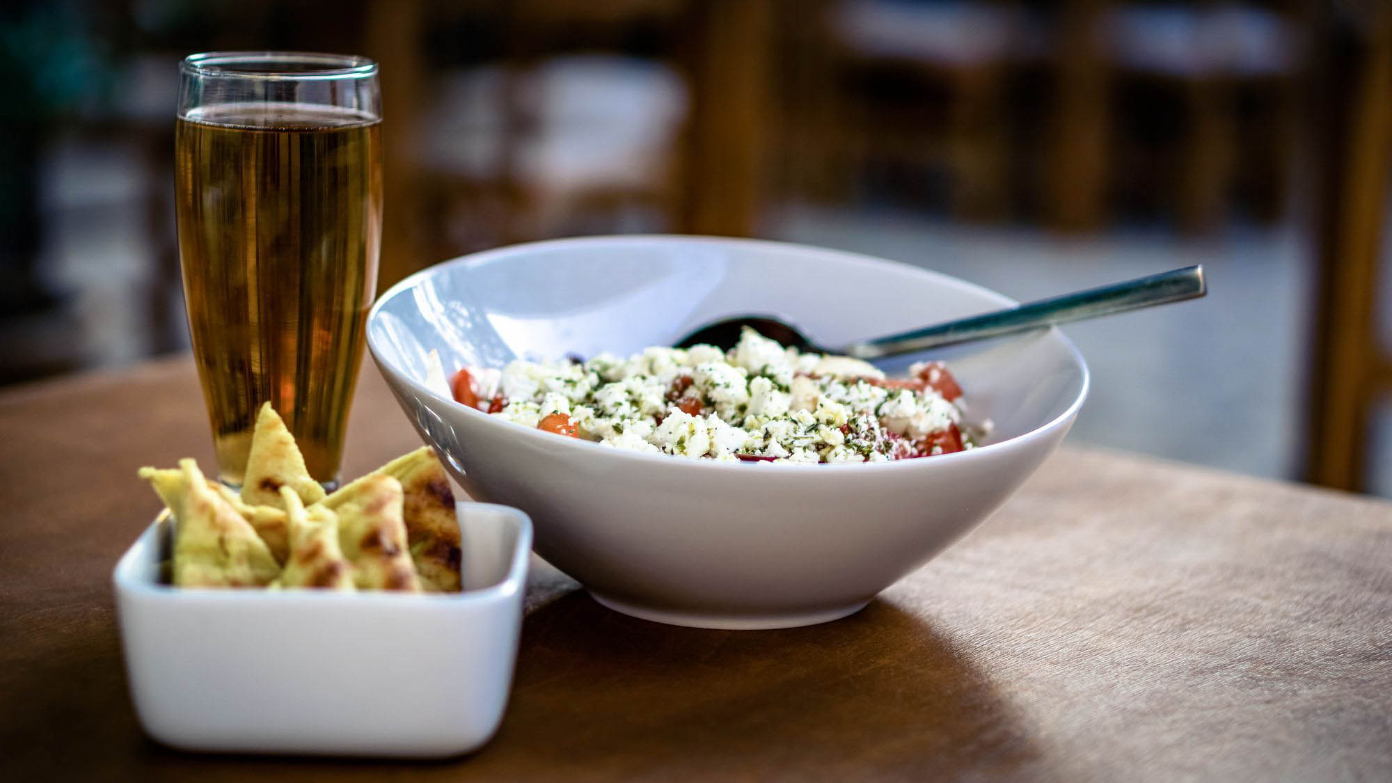 pięknie podana sałatka z pieczywem i piwem, danie greckie
