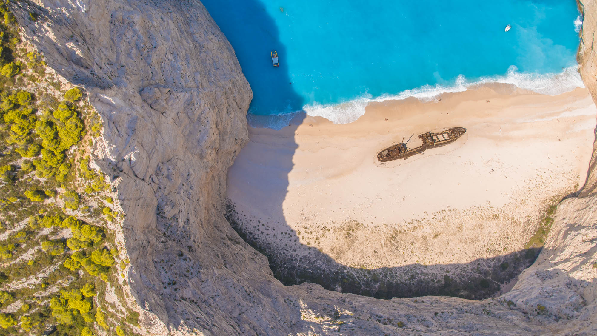 widok na najsłynniejszą plaże wyspy zakynthos, zatoka wraku, wrak, widok z lotu ptaka na zatokę i morze