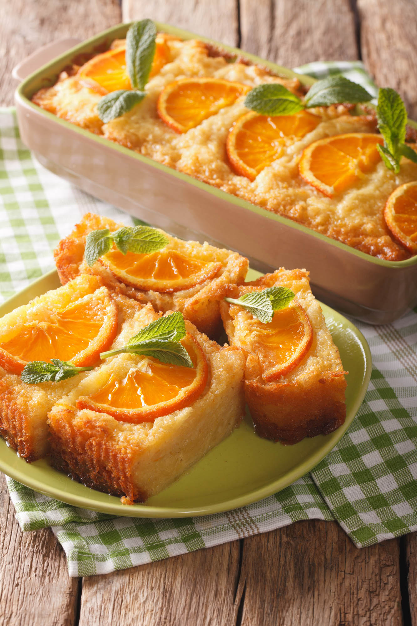 tradycyjne greckie ciasto pomarańczowe ozdobione pomarańczami i podane na talerzyku