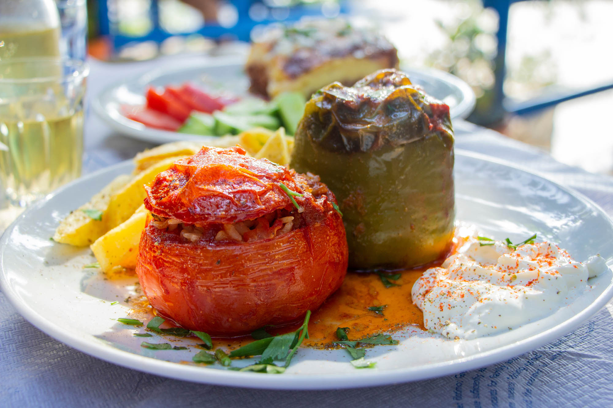typowe greckie danie, podane na talerzu w tawernie pod gołym niebem, zapiekane warzywa z ryżem