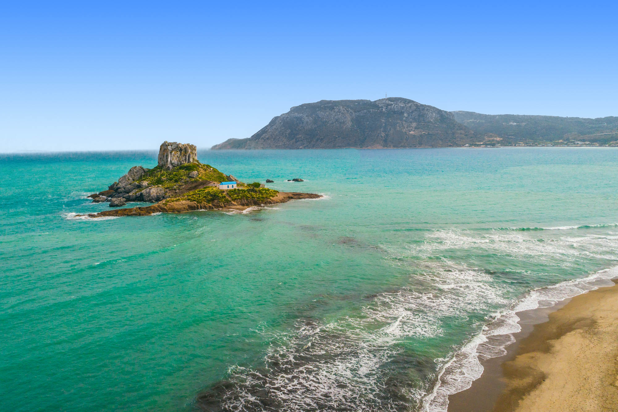 sławna wysepka z kapliczką niedalko wyspy Kos - widok z loty ptaka, a także na plażę i morze