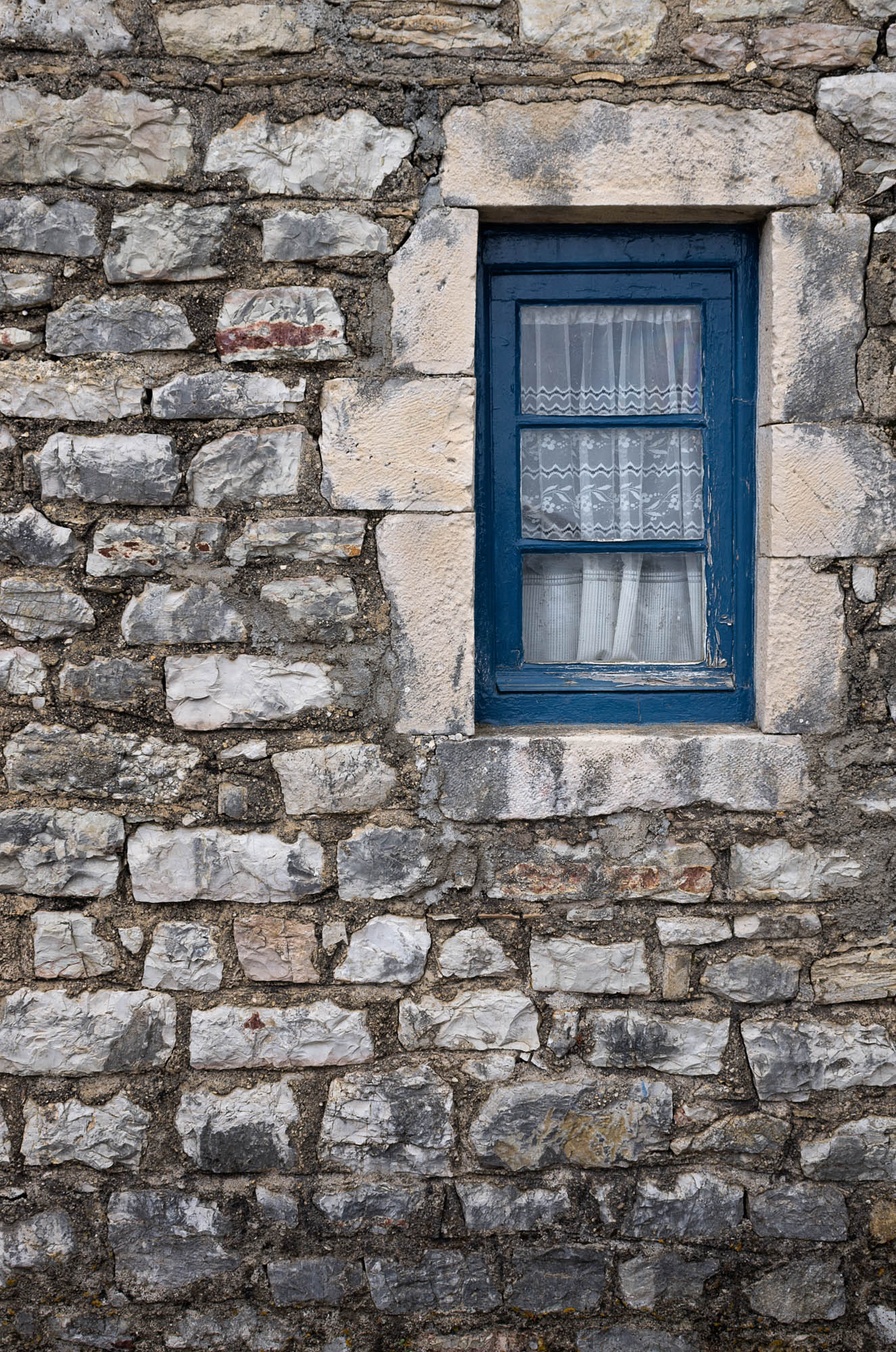 stare okno i kamienna ściana w wiosce Kioni