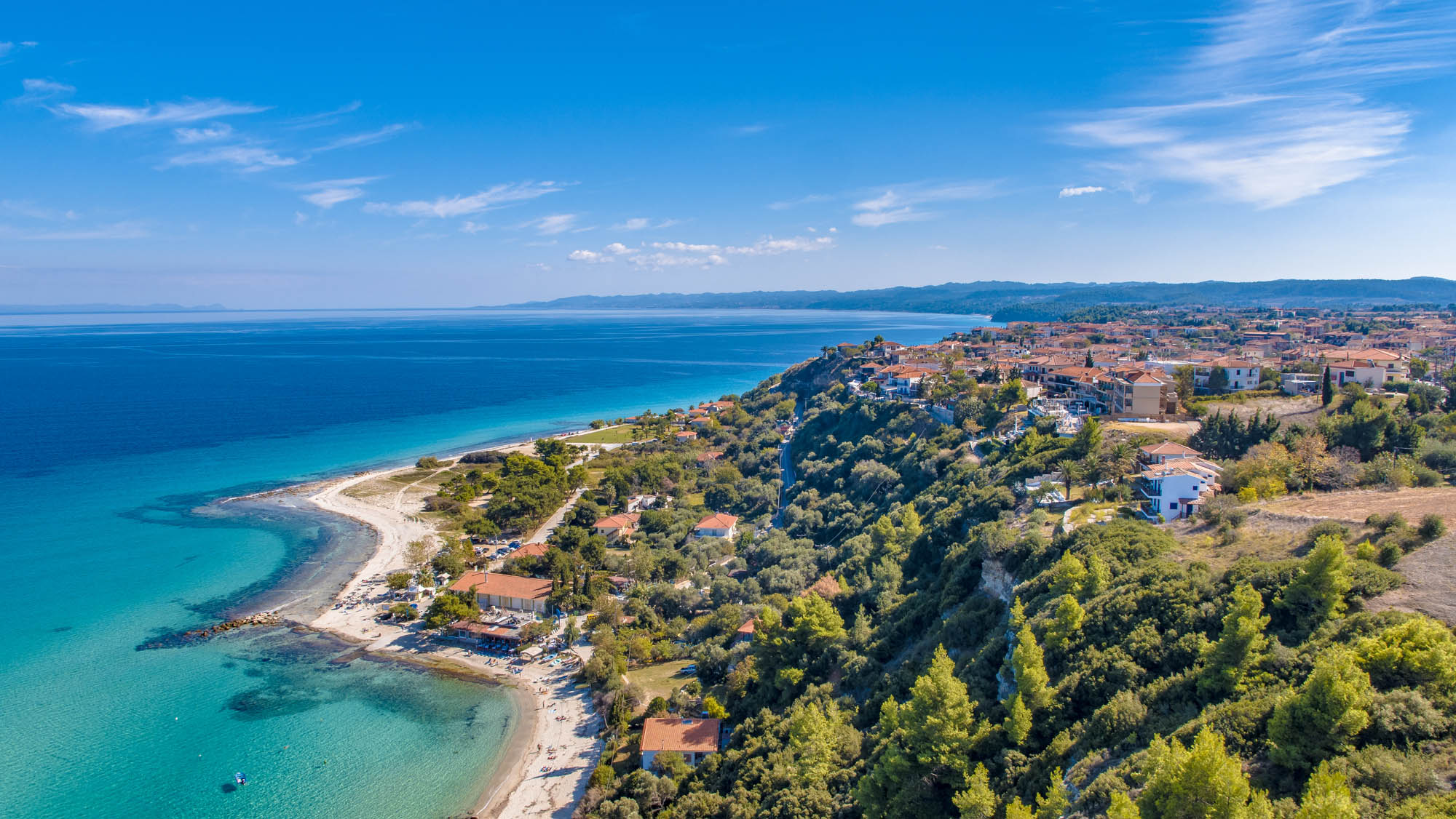 panorama na morze i niebieskie niebo, wyspę Chalkidiki w słońcu