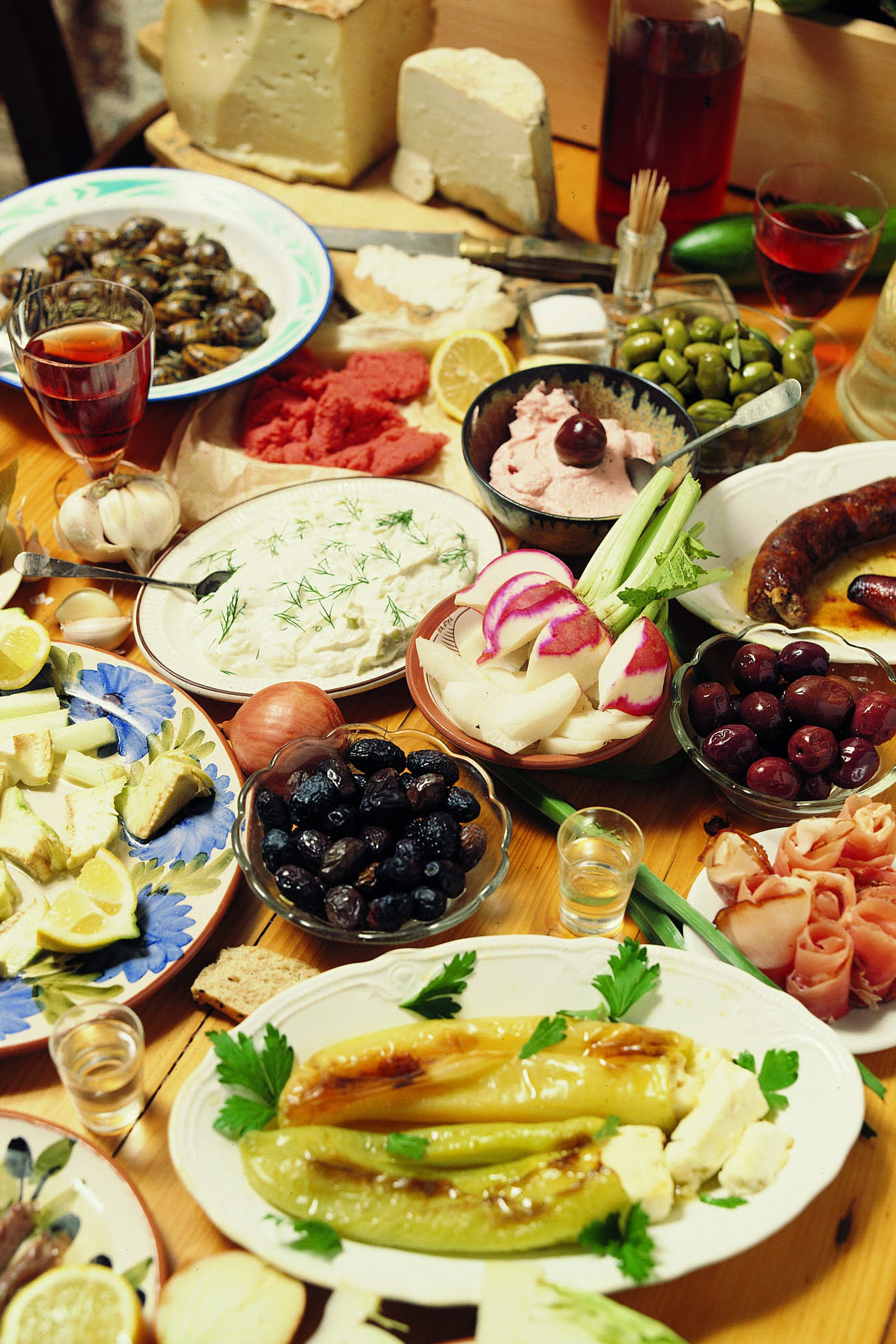 suto zastawiony stół, typowe greckie potrawy w tawernie lub restauracji