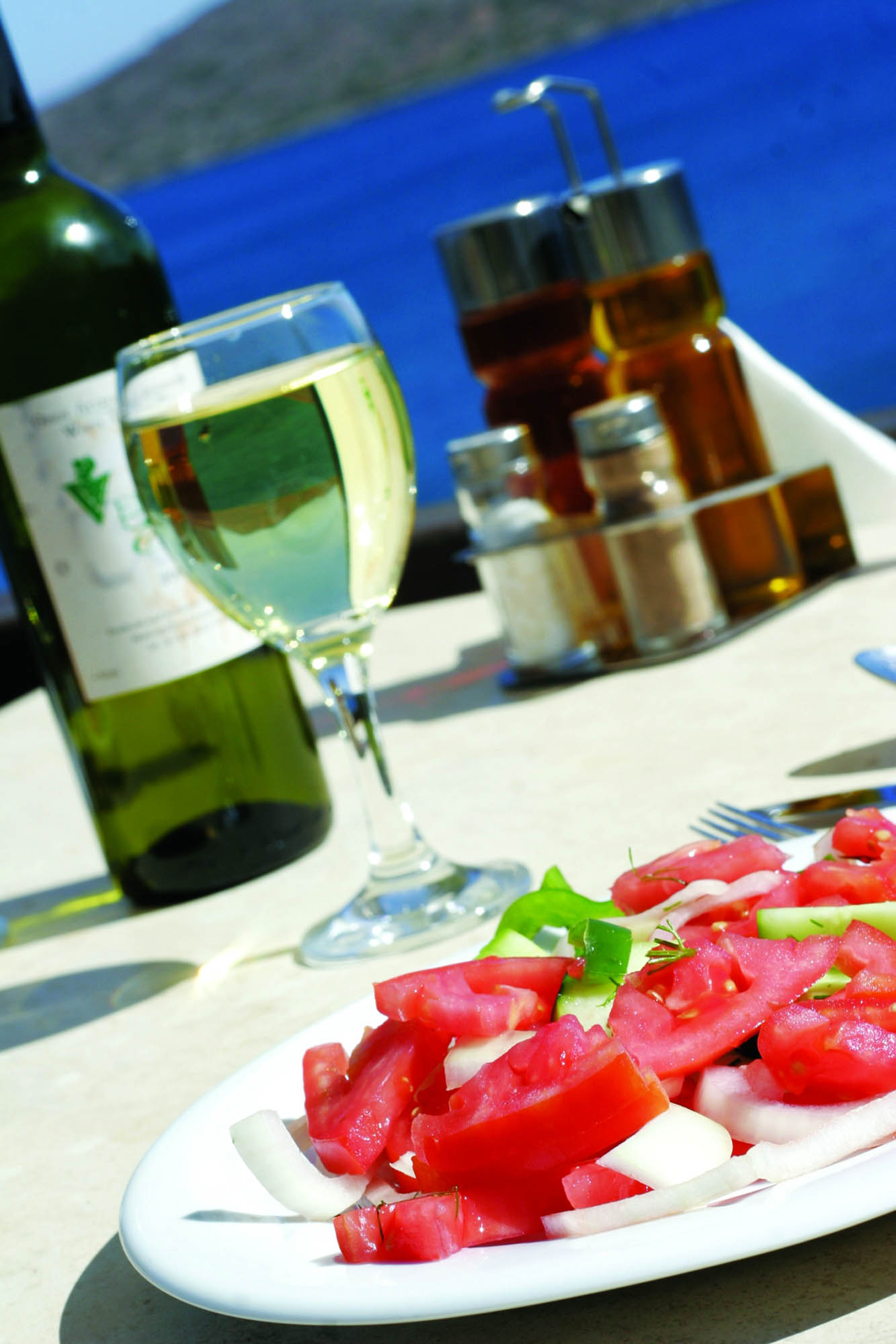pomidory i wino, tawerna nad brzegiem morza, na świeżym powietrzu