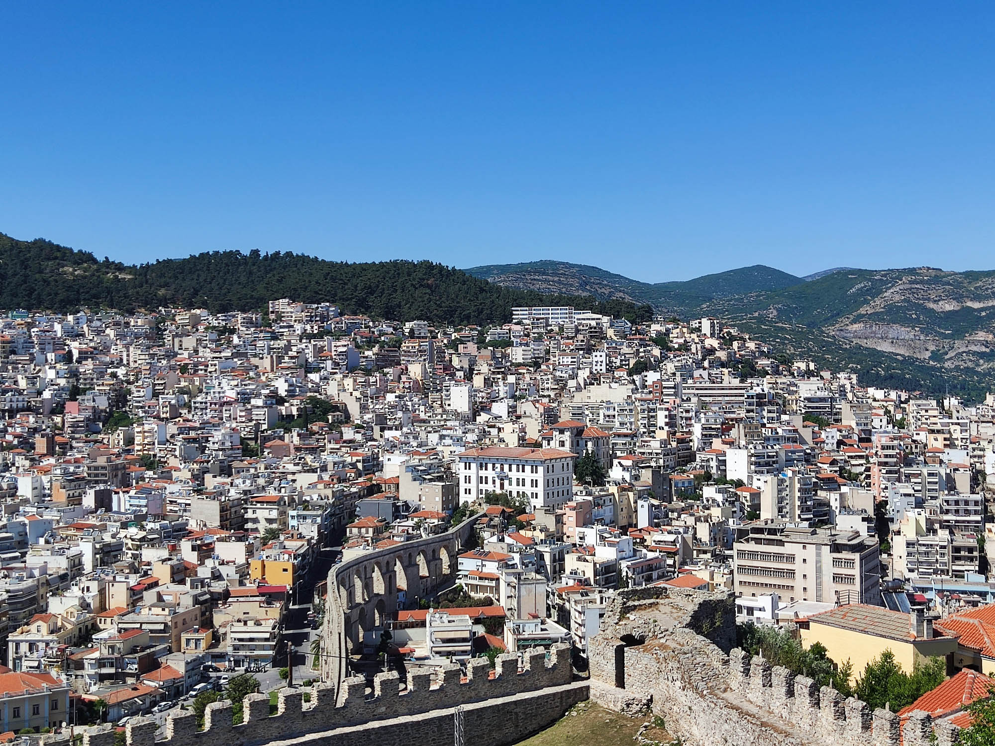 widok z góry na miasto Kavala, panorama miasta w słońcu