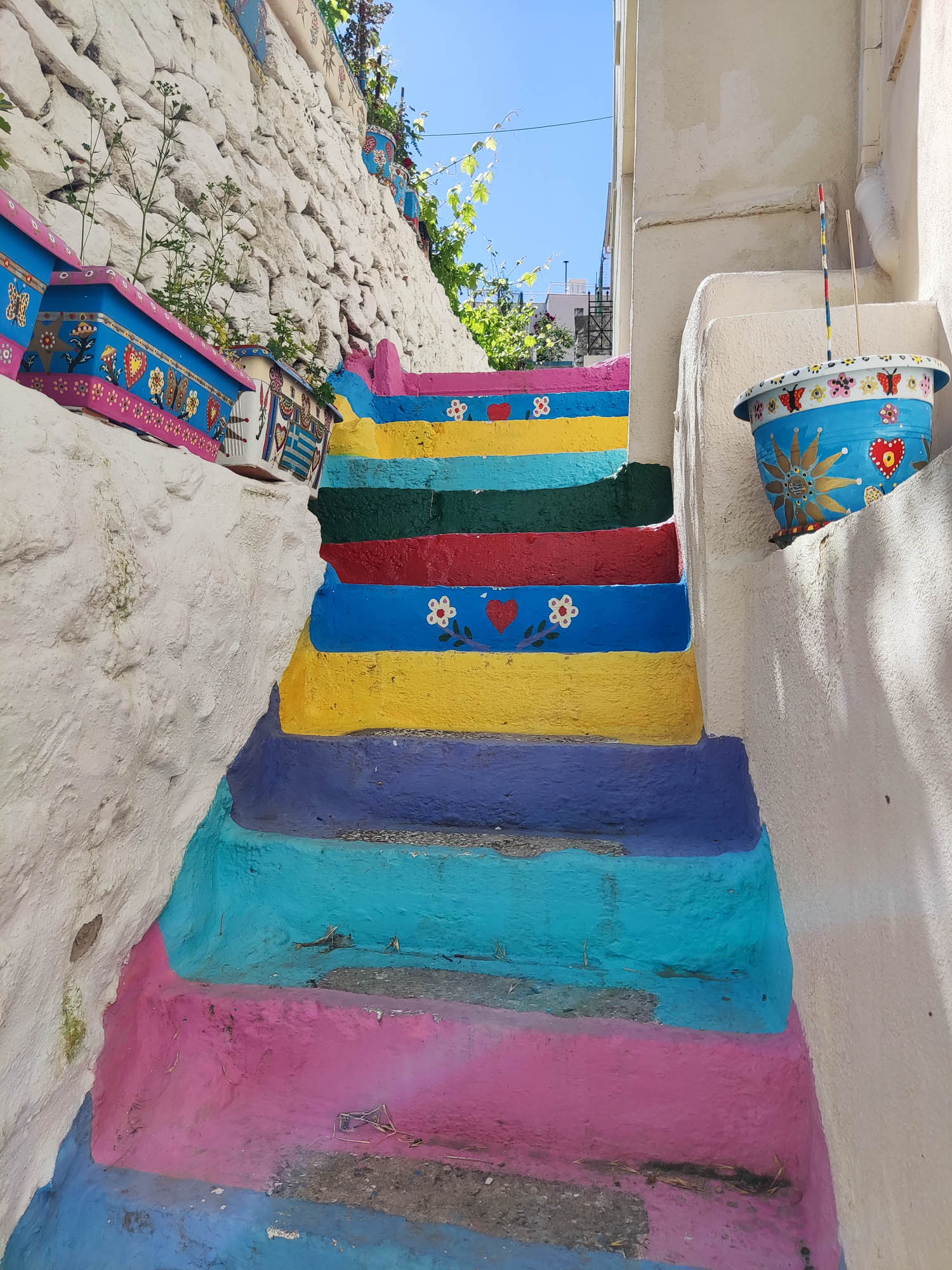 kolorowe schodu, spacer po mieście Kavala, ciekawe i urokliwe miejsca