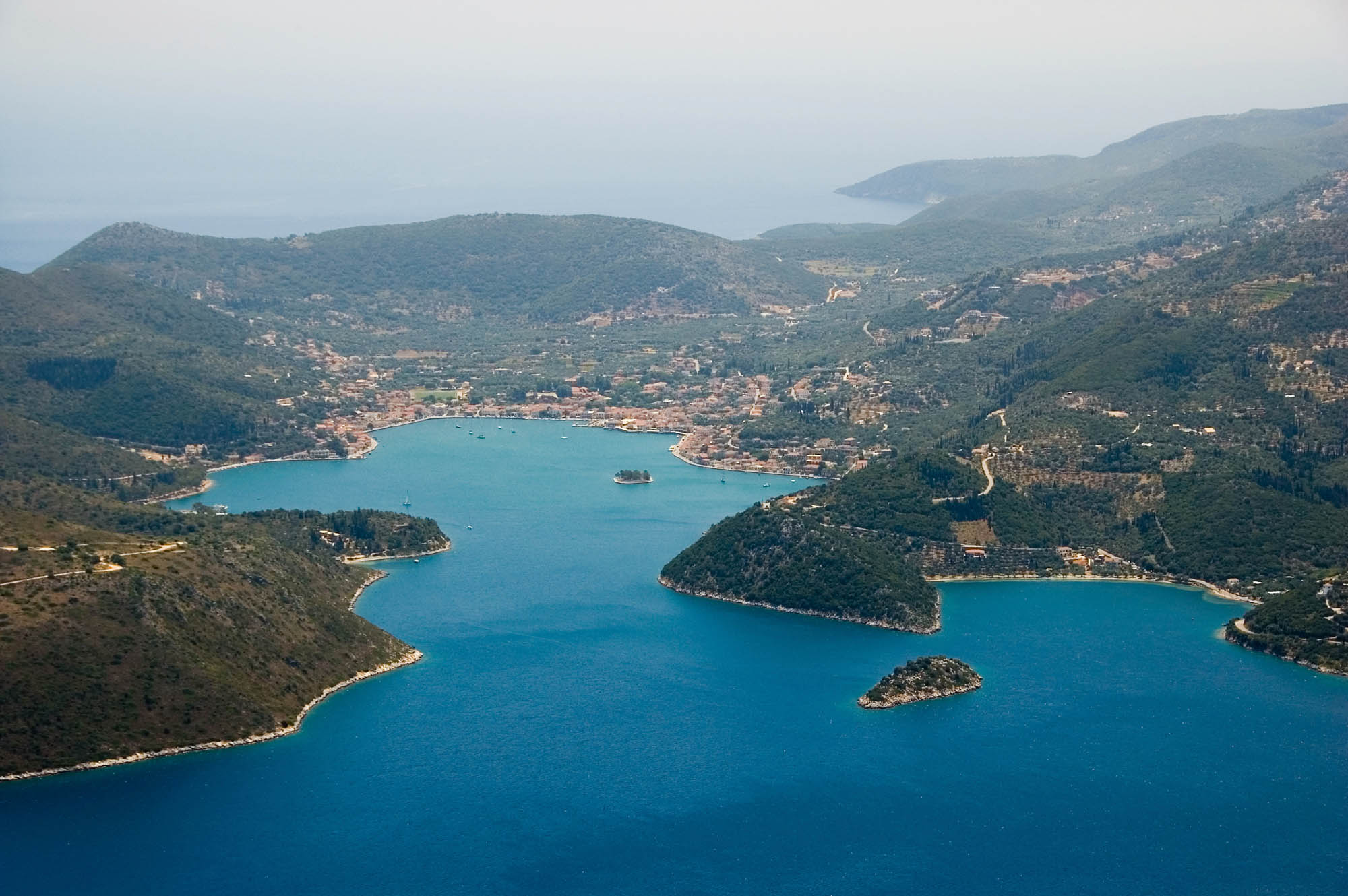 panorama, w tle wyspa itaka, niebieskie morze i urocze zatoki
