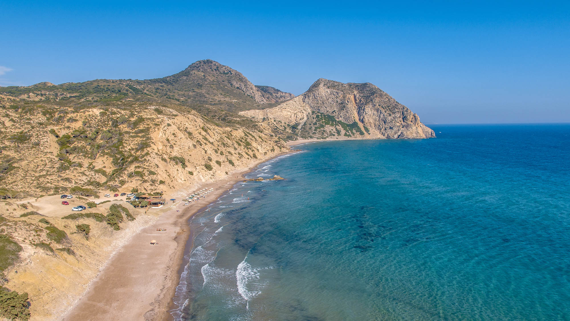 widok z góry na piękną plażę na greckiej wyspie Kos, niebieskie niebo i morze